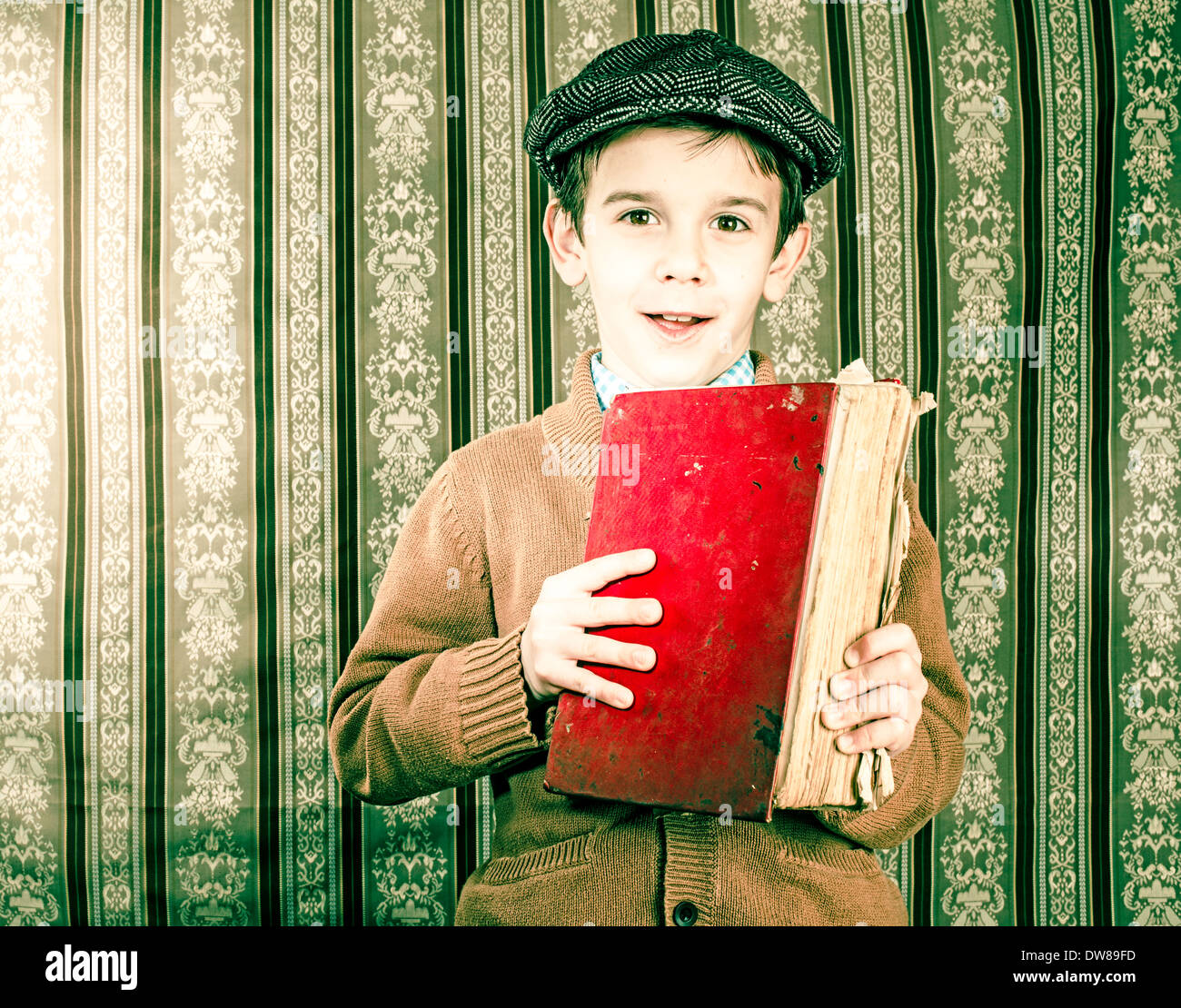 Kind mit roten Vintage Buches. Vintage-Kleidung und Hut Stockfoto