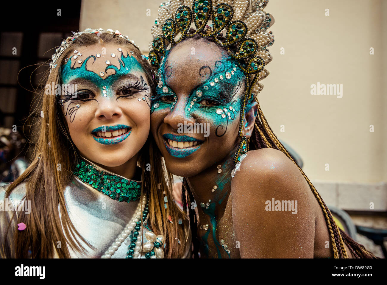 Sitges, Spanien. 2. März 2014: Celia und Camilla, Sitges Königinnen der Karneval 2014, posiert für ein Foto bei der Parade von der Kinder-Karnevalsumzug in Sitges Credit: Matthi/Alamy Live-Nachrichten Stockfoto
