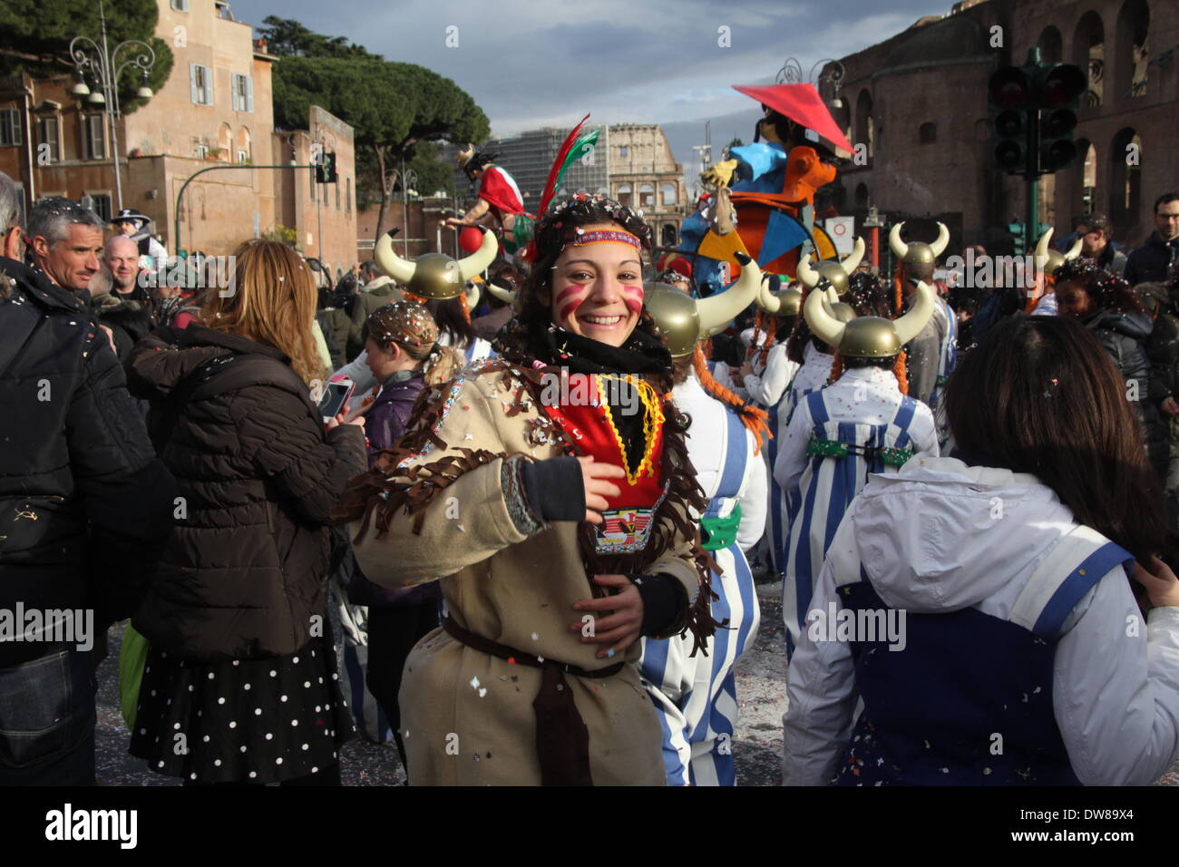 Rom, Italien. 2. März 2014.  Karneval auf der Via dei Fori Imperiali in Rom Italien Straße. Bildnachweis: Gari Wyn Williams / Alamy Live News Stockfoto