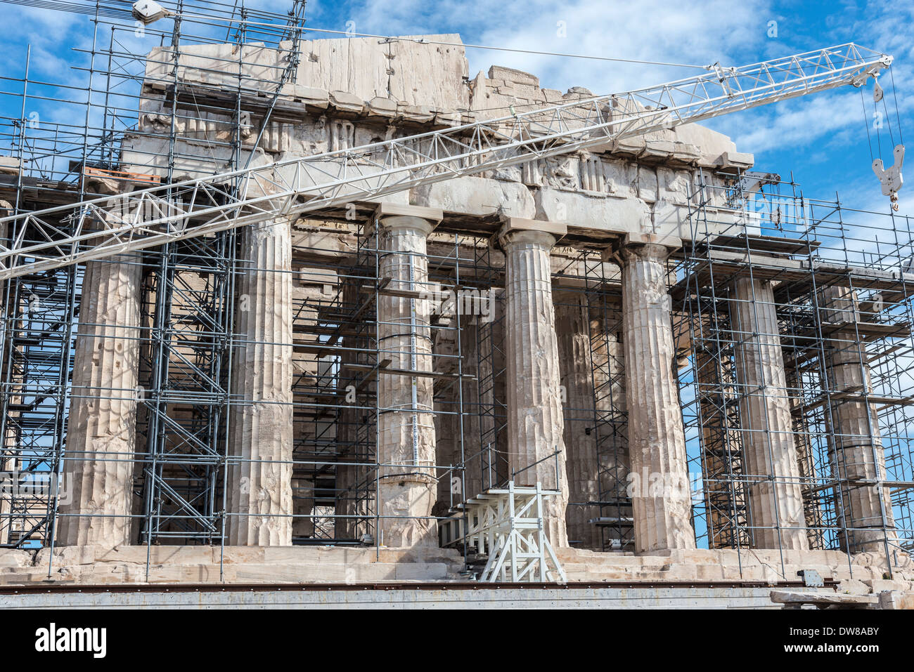 Gerüste und Kränen verdecken die Fassade des Parthenons während großen restauriert, Athen, Griechenland. Stockfoto