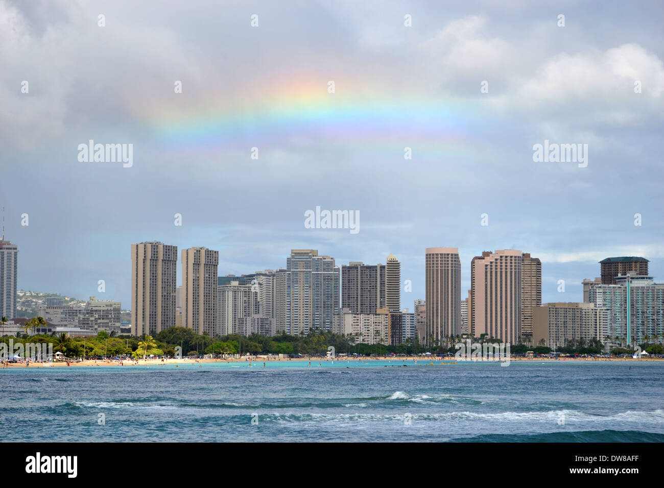 Regenbogen über der Skyline von Honolulu, Oahu, Hawaii, USA Stockfoto