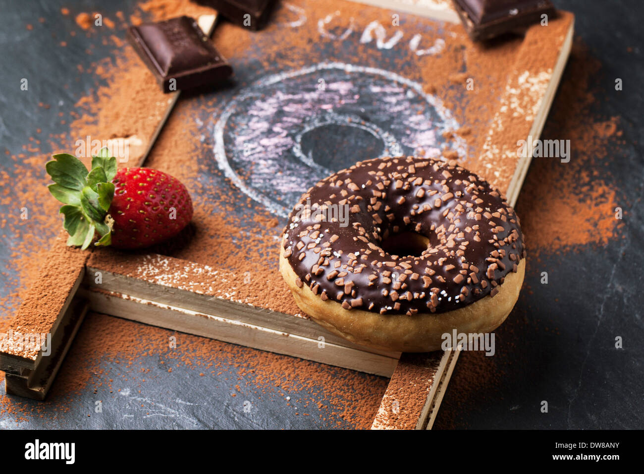 Schokolade und Zeichnung Donuts mit frischen Erdbeeren und dunkler ...
