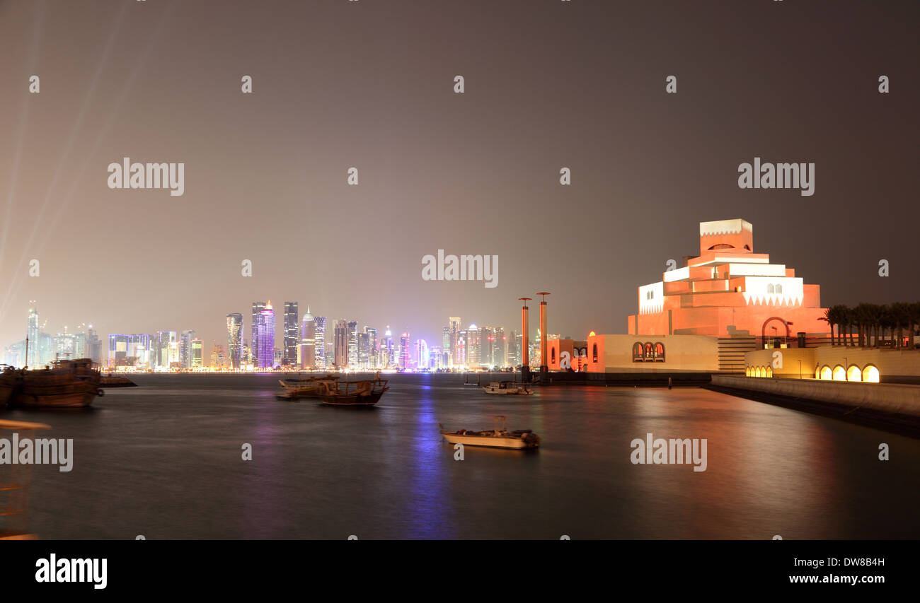 Museum für islamische Kunst in Doha beleuchtet bei der National Day of Qatar Stockfoto