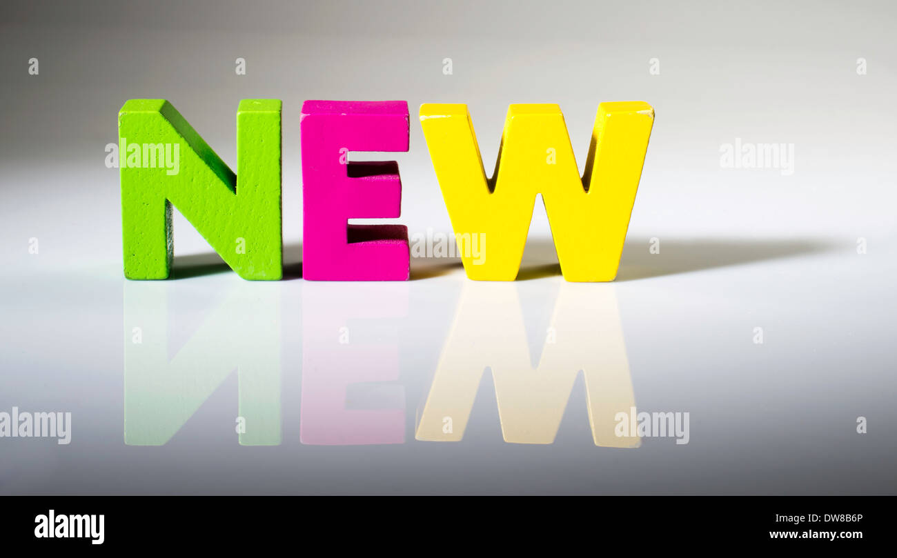 Bunte Text neu aus Holz gebaut. Weißem Hintergrund Stockfoto