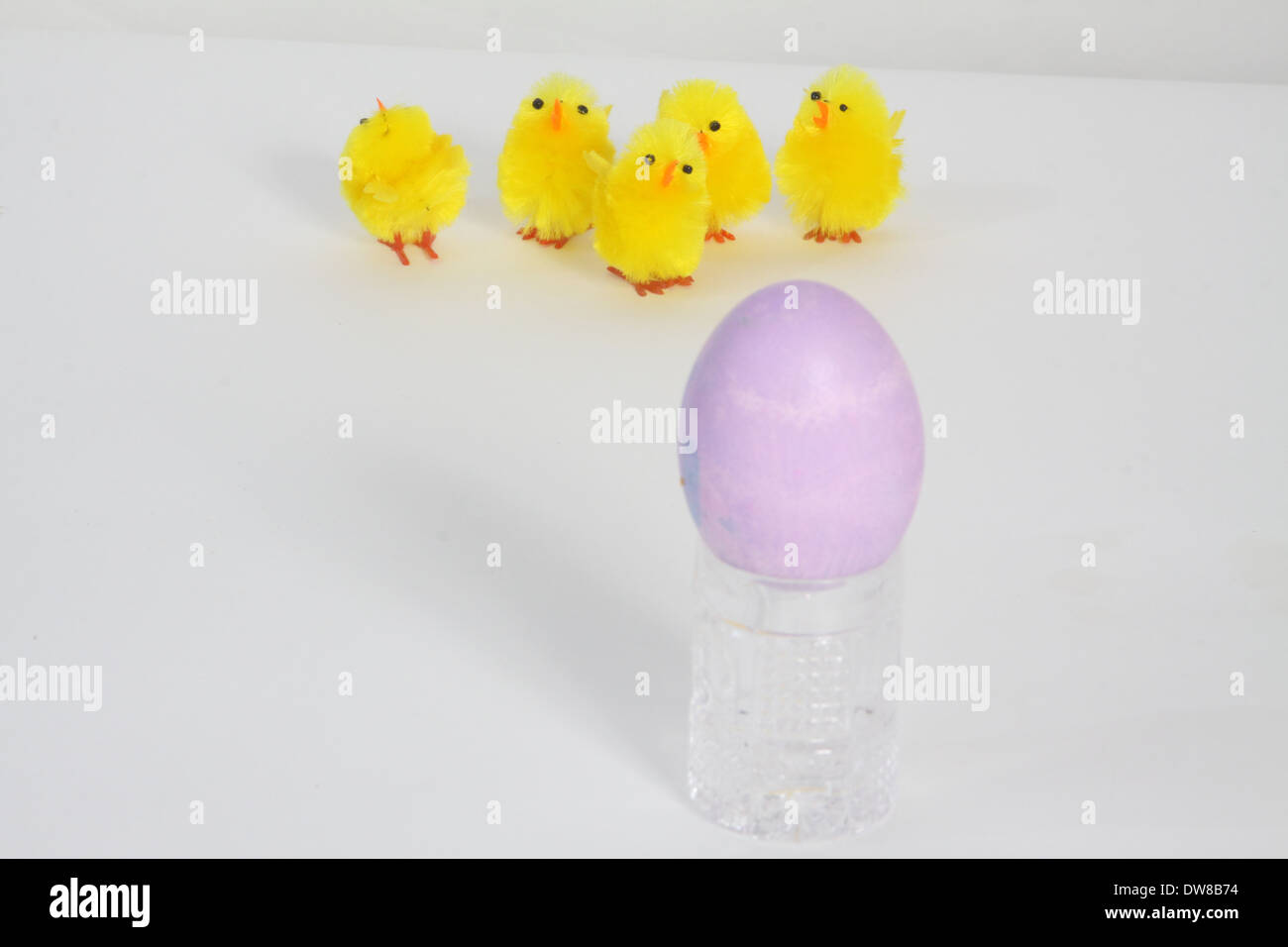 Farbige Ei, gelbe fuzzy Spielzeug Küken, hell farbigen obendrauf dekoriert für Ostern. Stockfoto