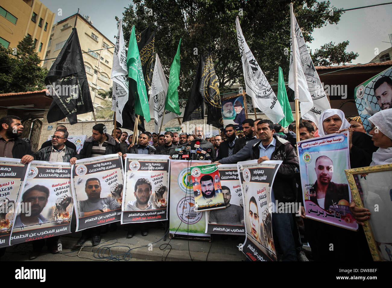 Gaza, Palästinensische Gebiete. 3. März 2014. Palästinenser nehmen Teil an einer Demonstration für die Freilassung ihrer Angehörigen, dass Häftlinge in israelischen Gefängnissen, vor dem roten Kreuz-Büro in Gaza-Stadt, am 3. März 2014 statt. Bildnachweis: Momen Faiz/NurPhoto/ZUMAPRESS.com/Alamy Live-Nachrichten Stockfoto