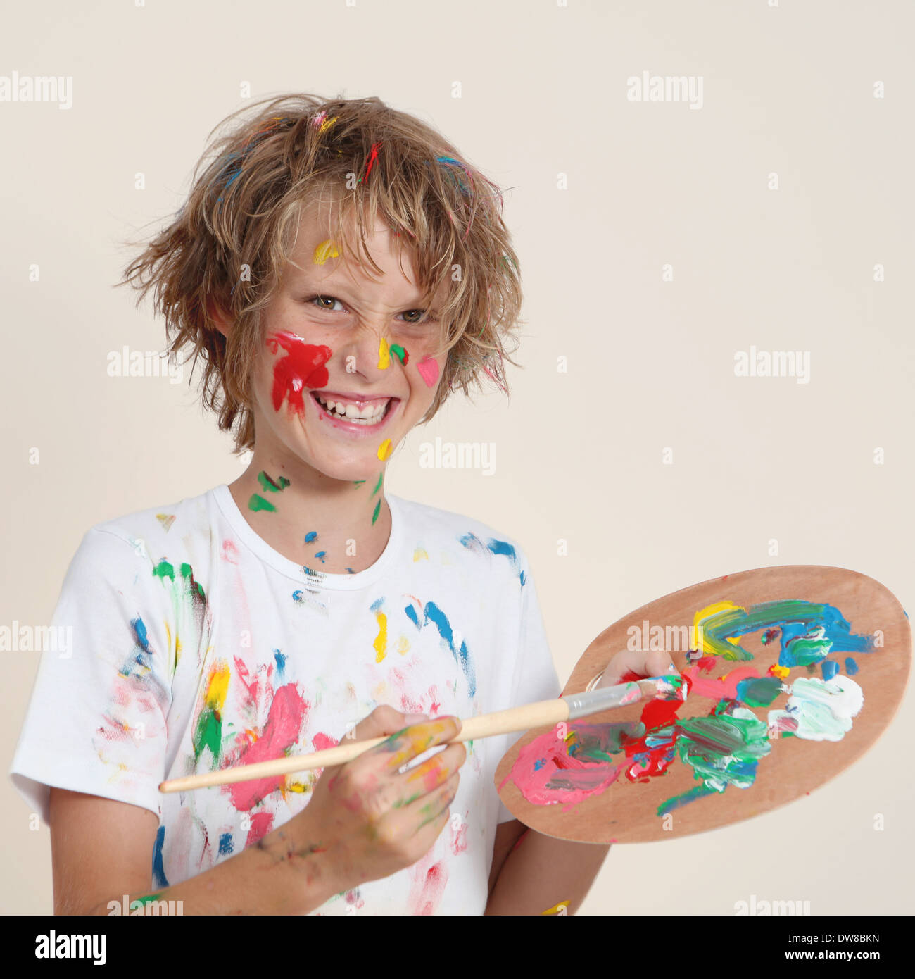 chaotisch Kind malen mit Farbe Palettenstellplatz Stockfoto