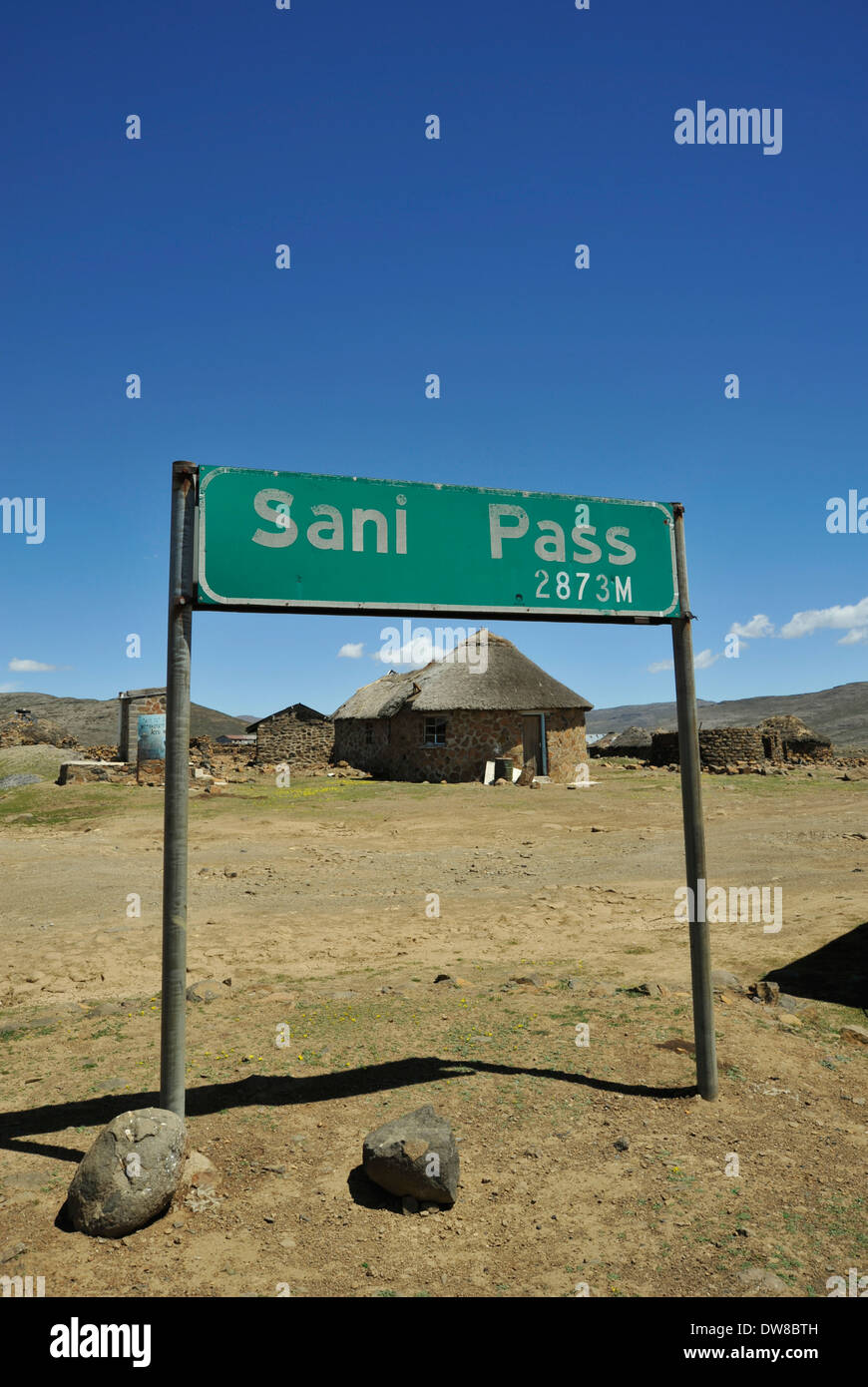 Sani Pass, Königreich Lesotho, Zeichen, Oberseite der Maluti Berge an der Grenze zu Südafrika, Landschaft, Haus, blauer Himmel Stockfoto
