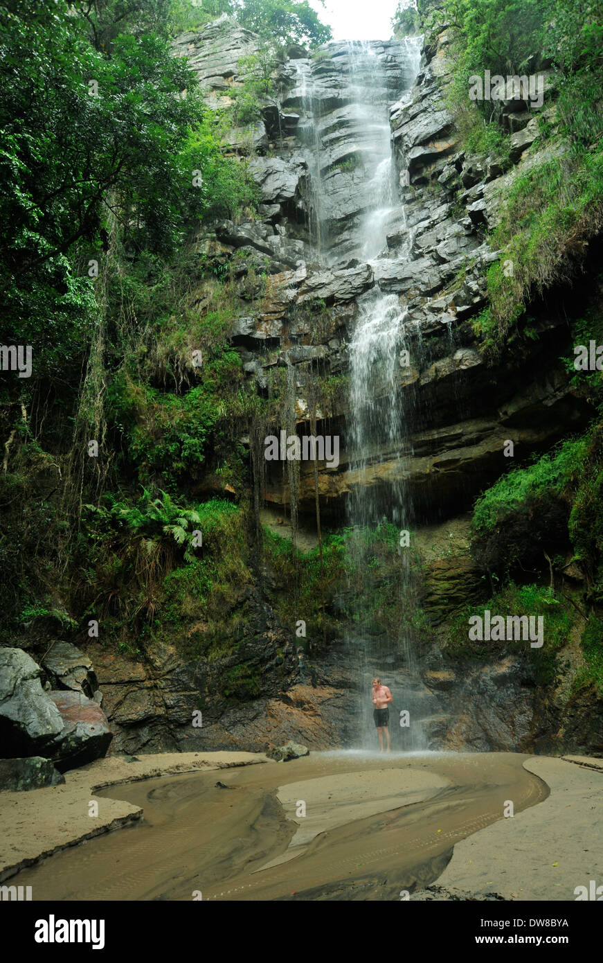 Oribi Gorge Nature Reserve, KwaZulu-Natal, Südafrika, Landschaft, junger erwachsener Mann, der sich unter einem Wasserfall stehen, Menschen, Safari Stockfoto