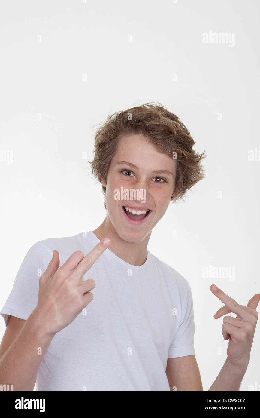 junge Teen in leeren weißen t-Shirt auf selbst oder Gesicht zeigen Stockfoto
