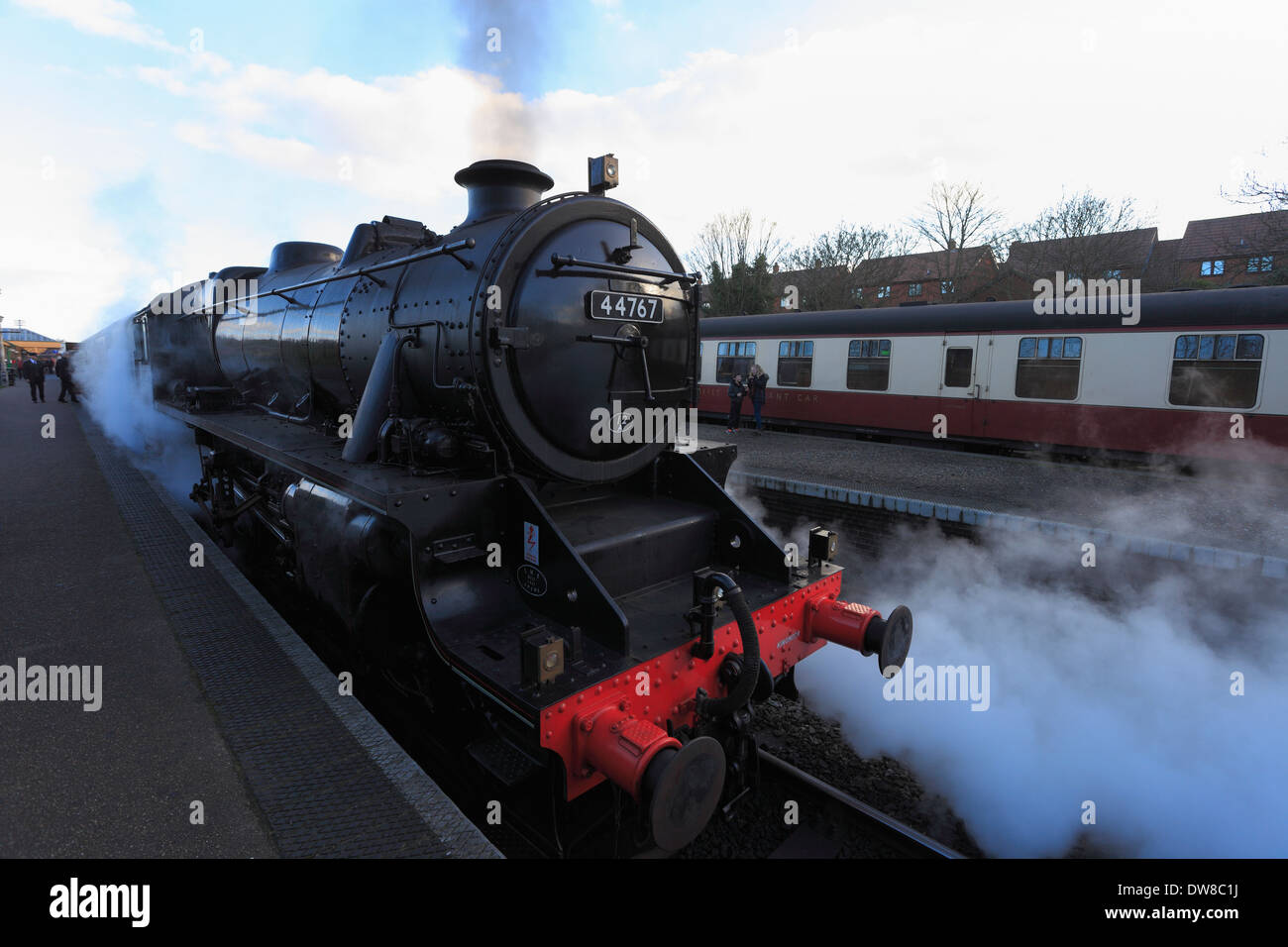 LMS "Black Five" No 44767 George Stephenson will von Sheringham Bahnhof in North Norfolk abgehen. Stockfoto