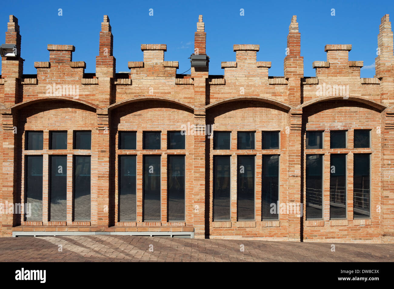 Fassade der ehemaligen Textilfabrik Casaramona im modernistischen Stil wurde im Jahre 1912 von Josep Puig ich Cadafalch in Barcelona, Spanien Stockfoto