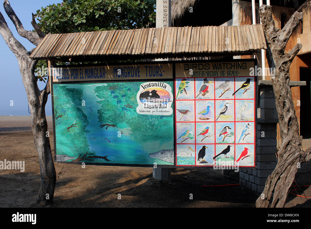 Handgemaltes Schild mit Ortsplan und Vögel in Ventanilla, in der Nähe von Mazunte S. Oaxaca, Mexiko Stockfoto