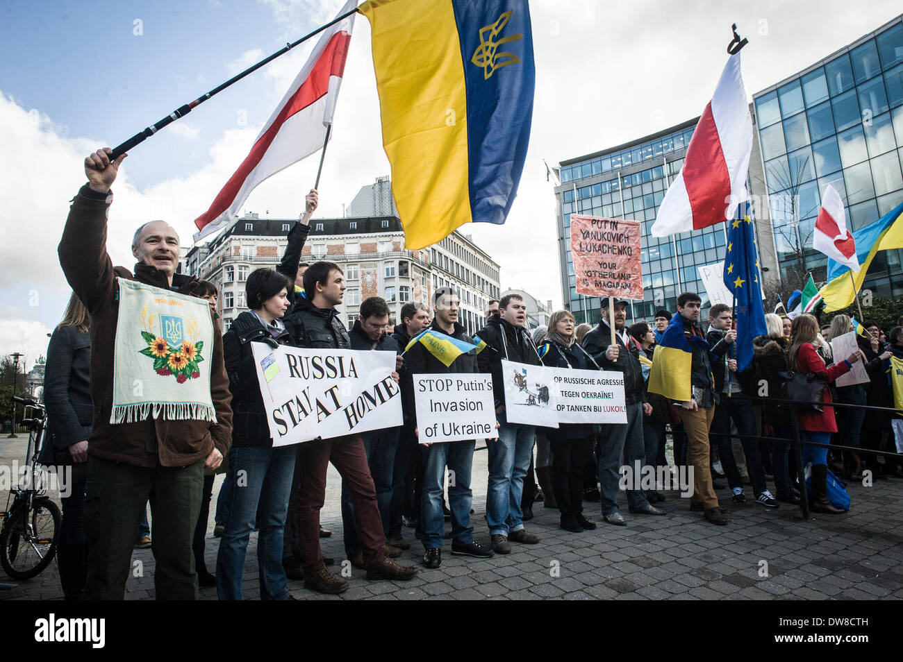 Brüssel, Belgien. 3. März 2014. Ukrainische Demonstranten vor den Gebäude des Europäischen Rates zu demonstrieren, wie die europäischen Außenminister Rat auf Ukraine-Krise stattfinden bei EU-Hauptquartiers in Brüssel, Belgien am 03.03.2014 EU Außenminister trafen sich in Brüssel für Notfall Gespräche voraussichtlich konzentrieren sich auf eine Verurteilung der Moskauer Aktionen in der Ukraine und Forderungen, die russischen Truppen von der Krim nach EU-Diplomaten zurückzuziehen. von Wiktor Dabkowski Credit: Dpa picture-Alliance/Alamy Live News Stockfoto