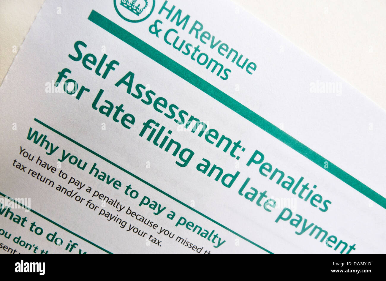 Strafe-Ankündigung von HM Revenue and Customs für verspätete Einreichung der Steuererklärung Selbsteinschätzung. Stockfoto