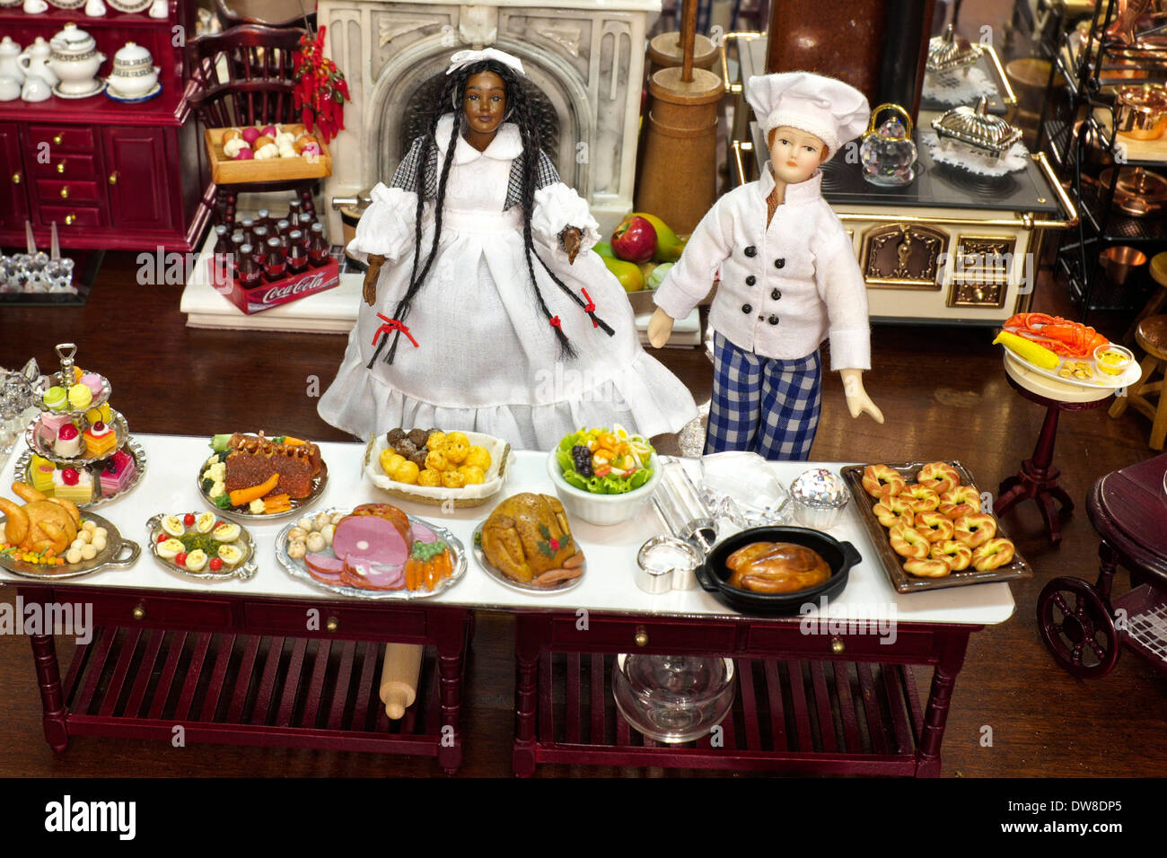 Puppenhaus-Küche - Koch und Diener präsentieren einen voller Tisch Stockfoto