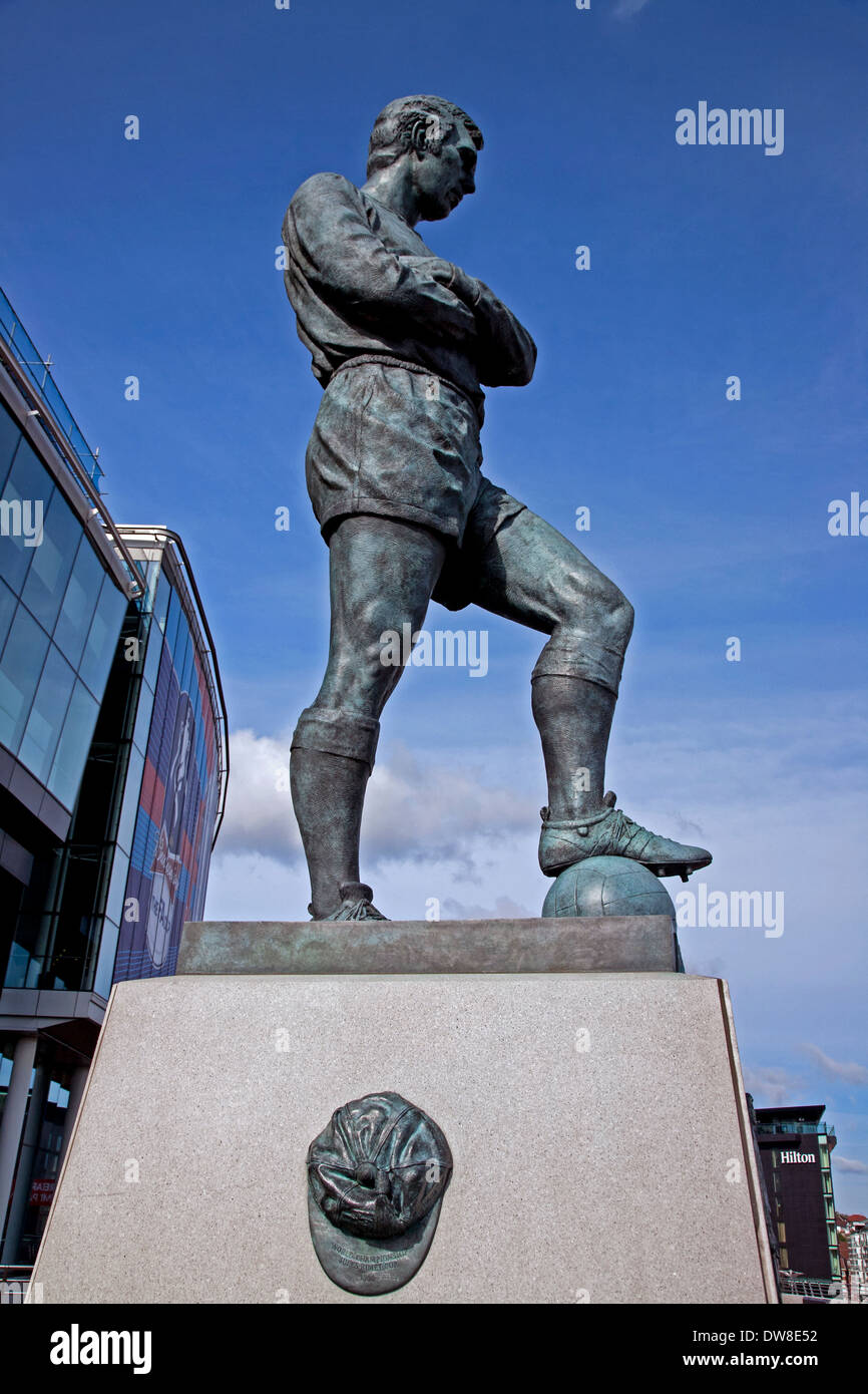 Die Bobby Moore Skulptur außerhalb Wembley Stadion in London, UK Stockfoto