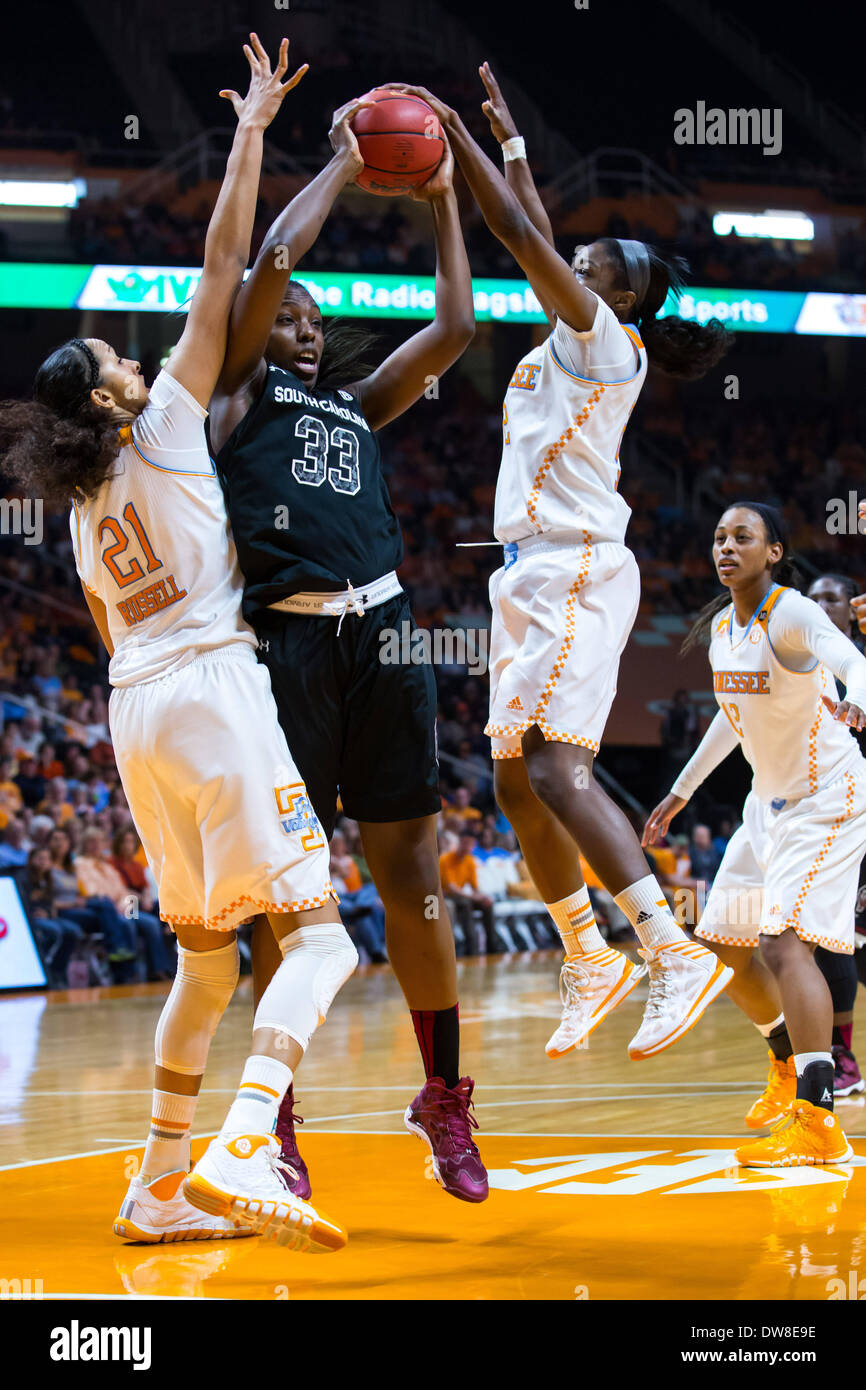 Knoxville, TN, USA. 2. März 2014. 2. März 2014:Jasmine Jones #2 und Mercedes Russell #21 der Tennessee Lady Freiwilligen wehren Elem Ibiam #33 von South Carolina Gamecocks während der NCAA Basketball-Spiel zwischen der University of Tennessee Lady Vols und die South Carolina Gamecocks an Thompson-Boling Arena in Knoxville, TN © Csm/Alamy Live-Nachrichten Stockfoto