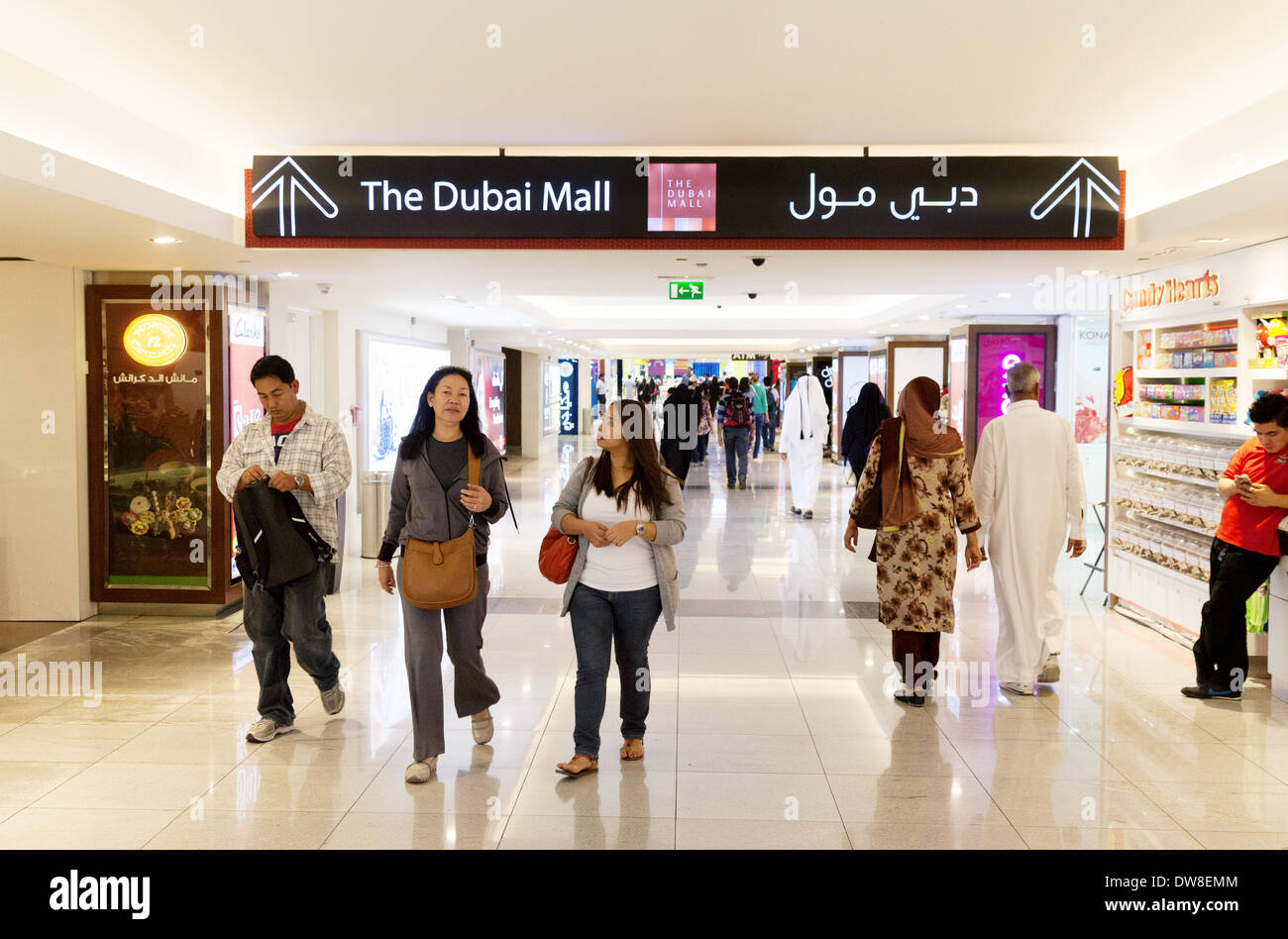 Menschen am Eingang in die Dubai Mall mit Zeichen, Dubai, Vereinigte Arabische Emirate, Vereinigte Arabische Emirate-Nahost Stockfoto
