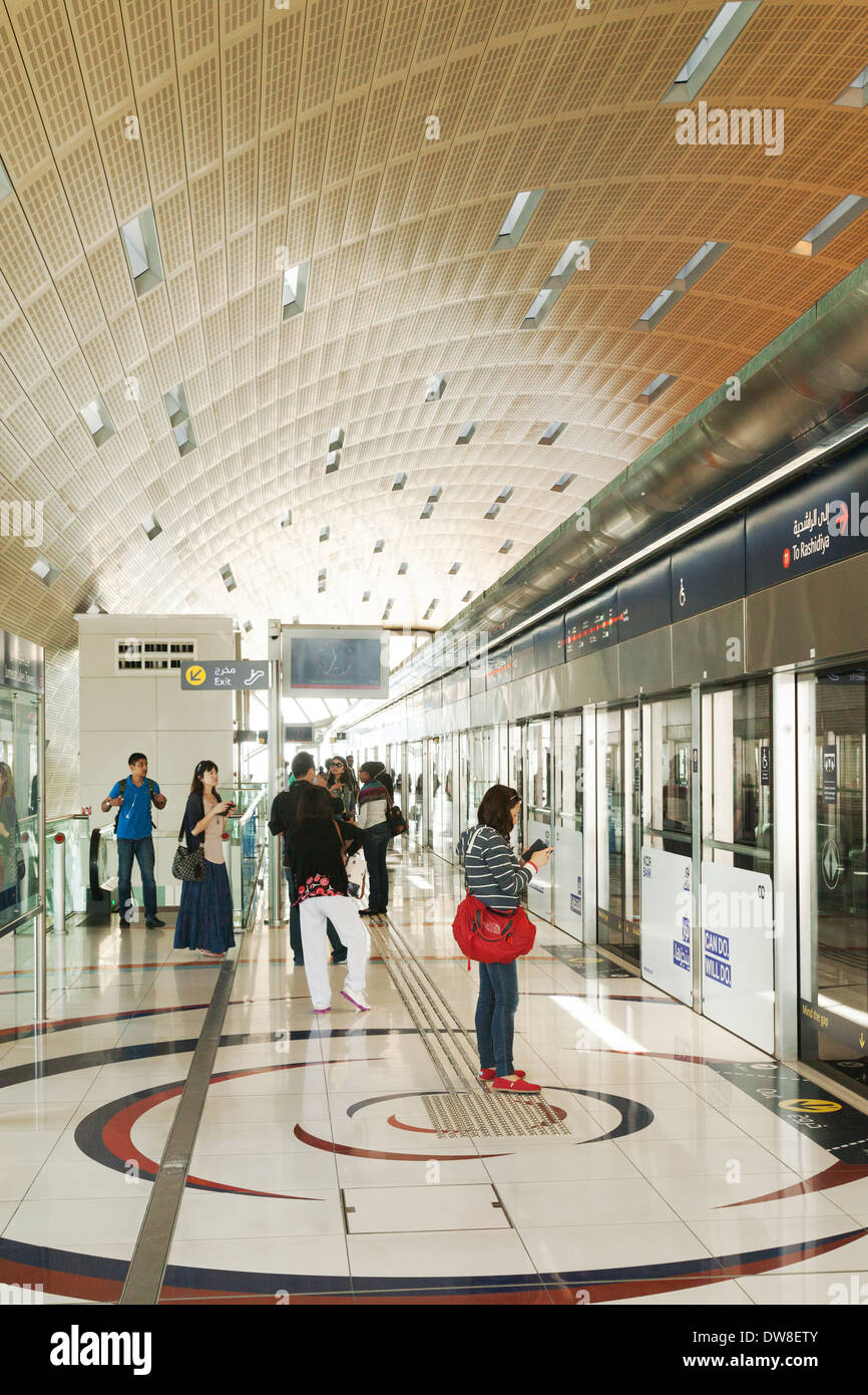 Passagiere in einer u-Bahnstation warten auf einen Zug, Dubai Metro öffentliches Verkehrssystem, Dubai, Vereinigte Arabische Emirate, Vereinigte Arabische Emirate Stockfoto