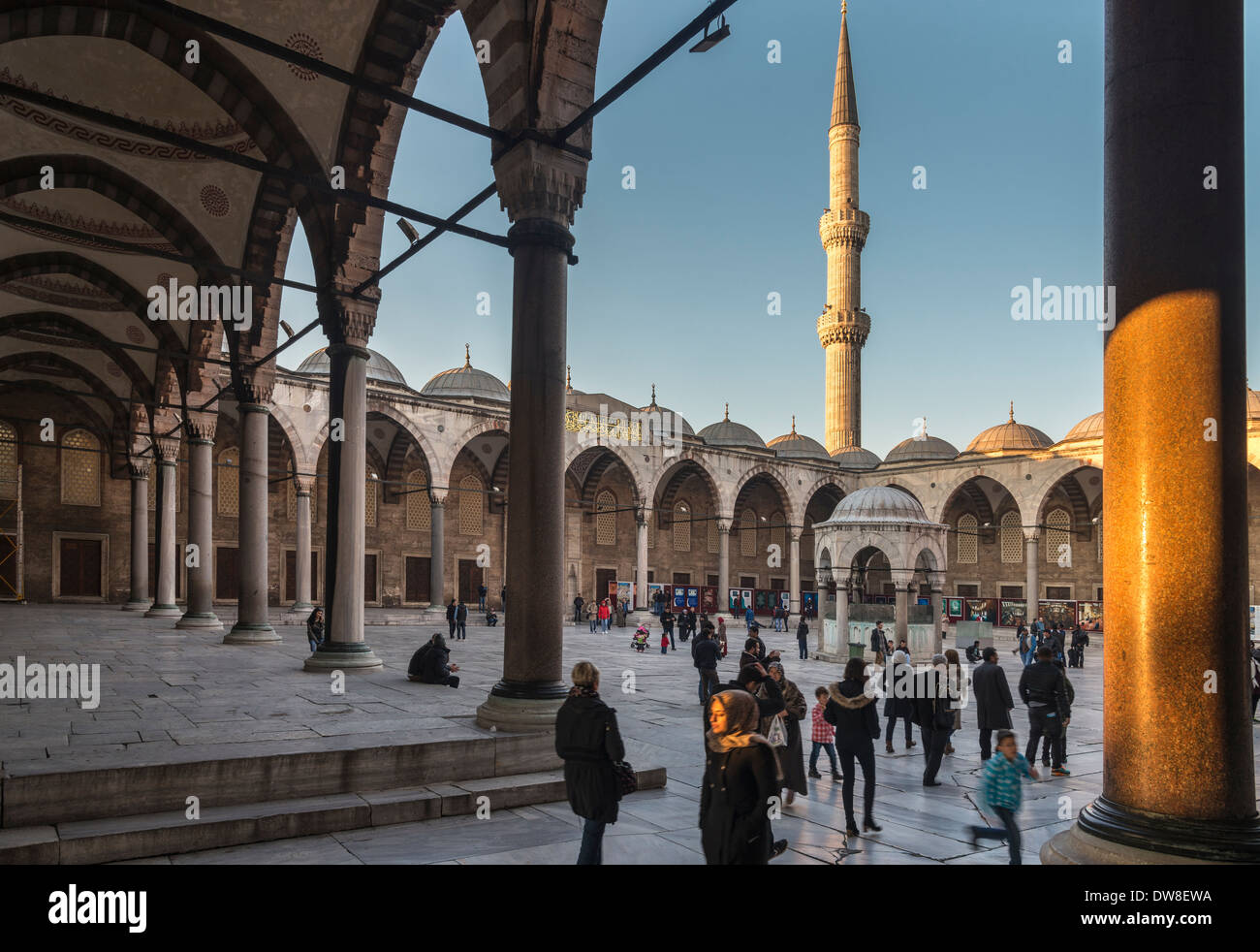 Innenhof des Sultan Ahmet oder blaue Moschee, Sultanahmet, Istanbul, Türkei Stockfoto