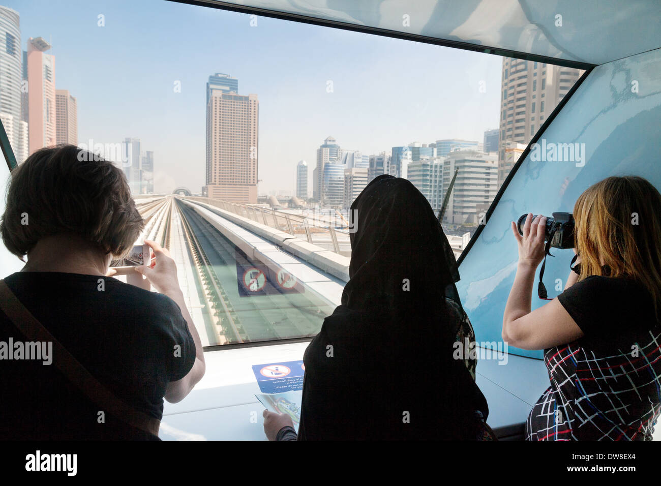 Dubai Metro-Passagiere auf der Vorderseite des Zuges fotografieren durch das Fenster; Dubai, Vereinigte Arabische Emirate, Vereinigte Arabische Emirate, Naher Osten Stockfoto