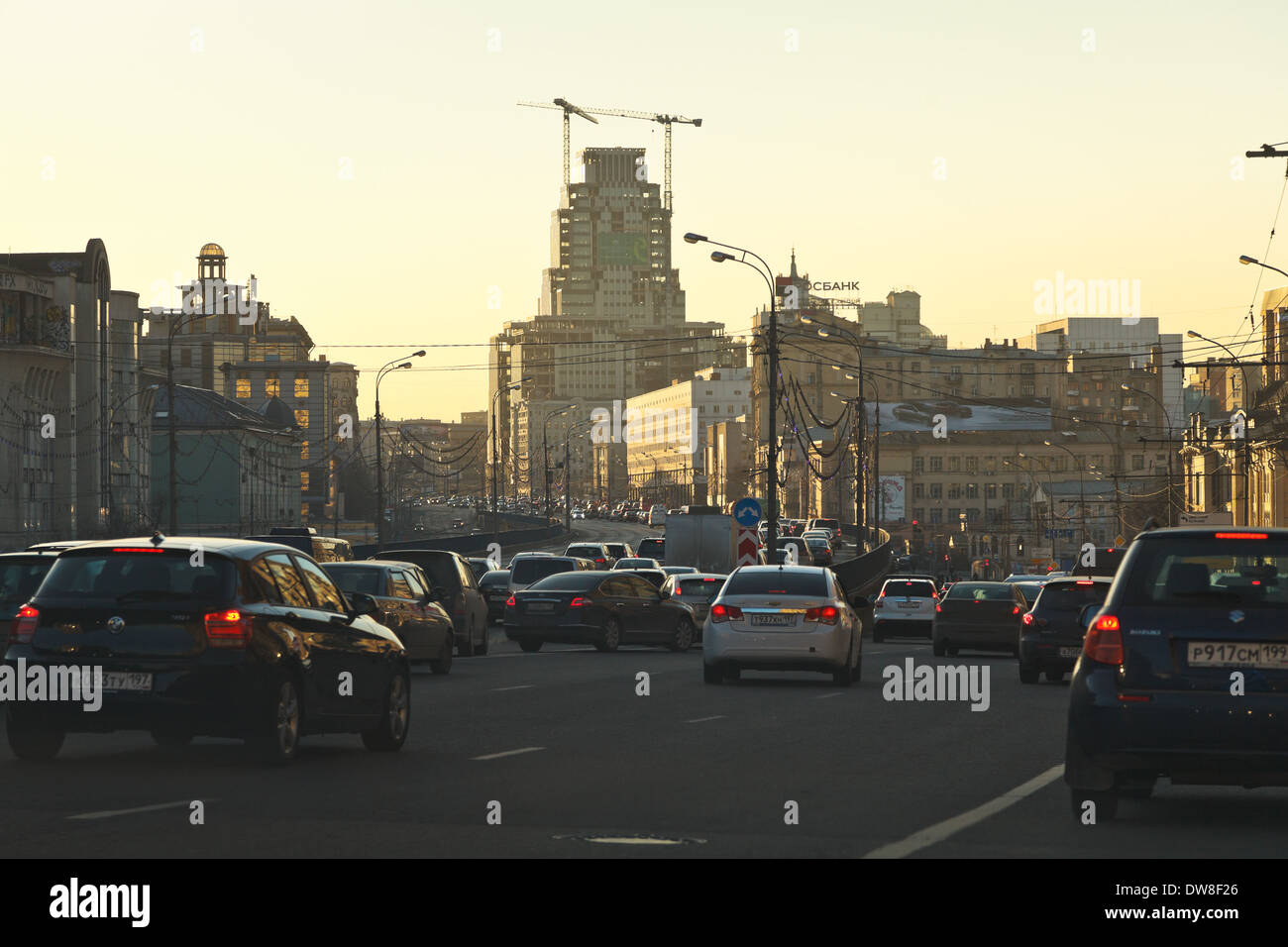 Stau auf Suharevskaya Überführung des Gartenringes Straße in Frühlingsabend. Stockfoto