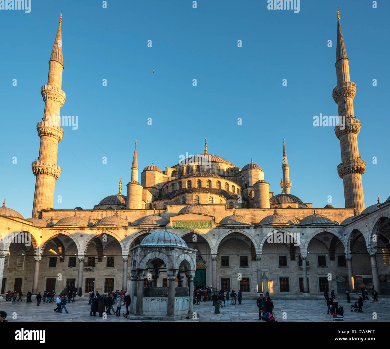Innenhof des Sultan Ahmet oder blaue Moschee, Sultanahmet, Istanbul, Türkei Stockfoto