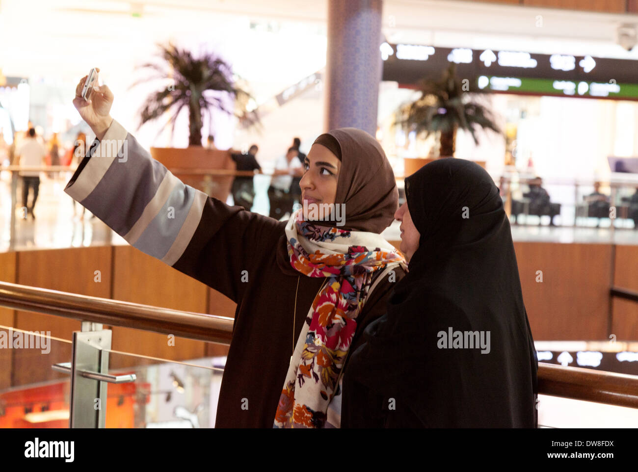 Zwei muslimische Arabische Frauen, die eine Selfie auf dem Handy, die Dubai Mall, Vereinigte Arabische Emirate, Vereinigte Arabische Emirate-Nahost Stockfoto