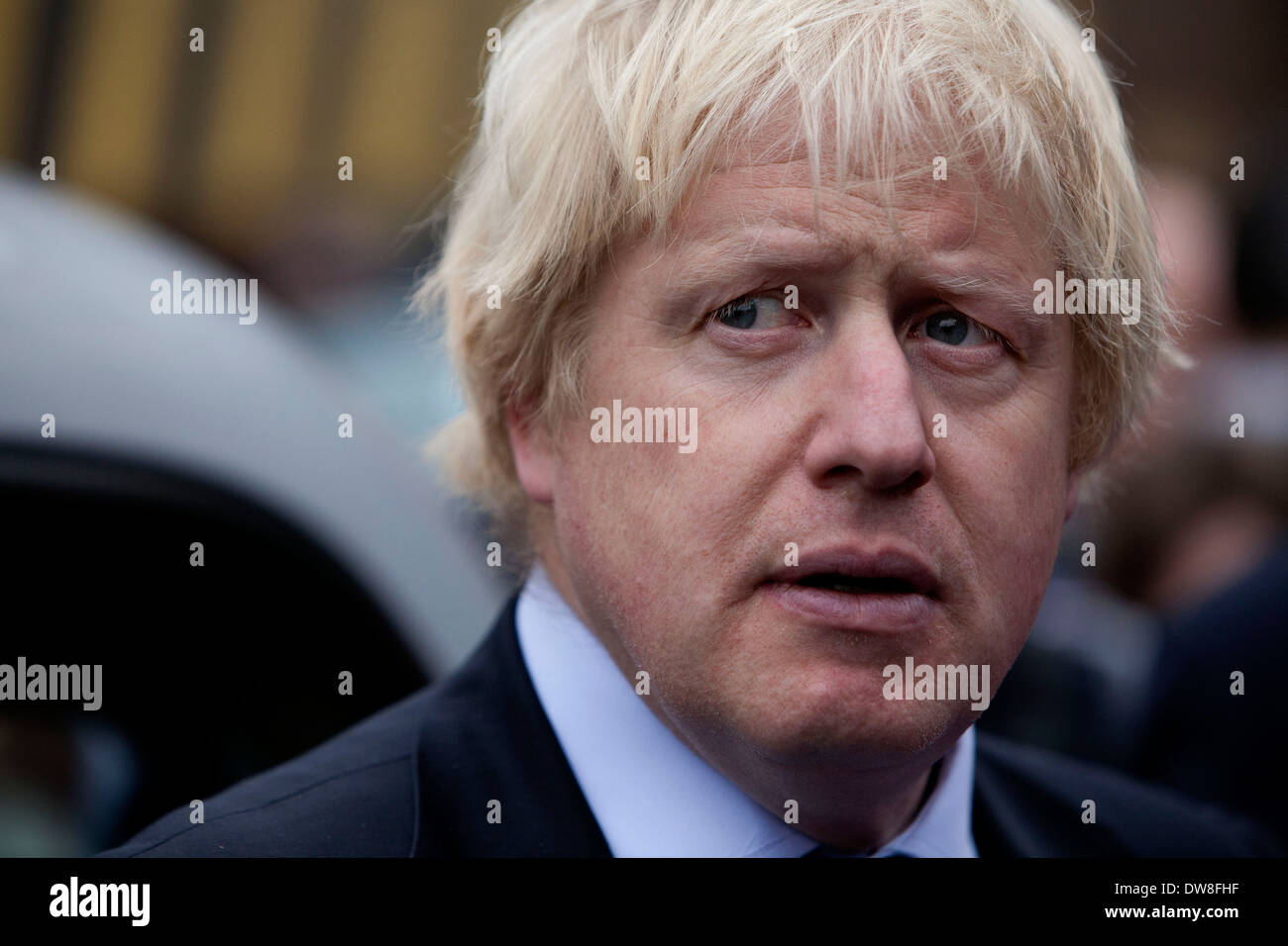 Londoner Bürgermeister Boris Johnson wird bei einem Fototermin mit 50 WWII Tierärzte im Konvoi von Taxis in Waterloo Bus Garage in London vor der morgigen Bürgermeisterwahl, 2. Mai 2012 gesehen. Diese einmalige Reise wurde konzipiert und organisiert von der London Taxi Benevolent Association for Krieg Behinderte. 90 schwarze Taxifahrer wird spenden ihre freie Zeit, die Veteranen auf ihrer Reise, von der holländischen königlichen Familie beim National Liberation Day Event in Holland geehrt werden zu transportieren. Stockfoto