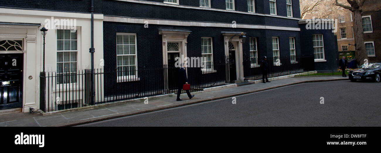 Großbritanniens Kanzler des Excheguer (Finanzminister) George Osborne hält empor seine rote Versand-Box, als er seinen Amtssitz in 11 Downing Street, Whitehall, London 21. März 2012 für das House Of Commons bis zur Auslieferung sein Budget geht. Es werden die dritten Haushalt geliefert von der regierenden Konservativen Partei, da sie an die Macht kam. Foto von Tal COHEN Stockfoto