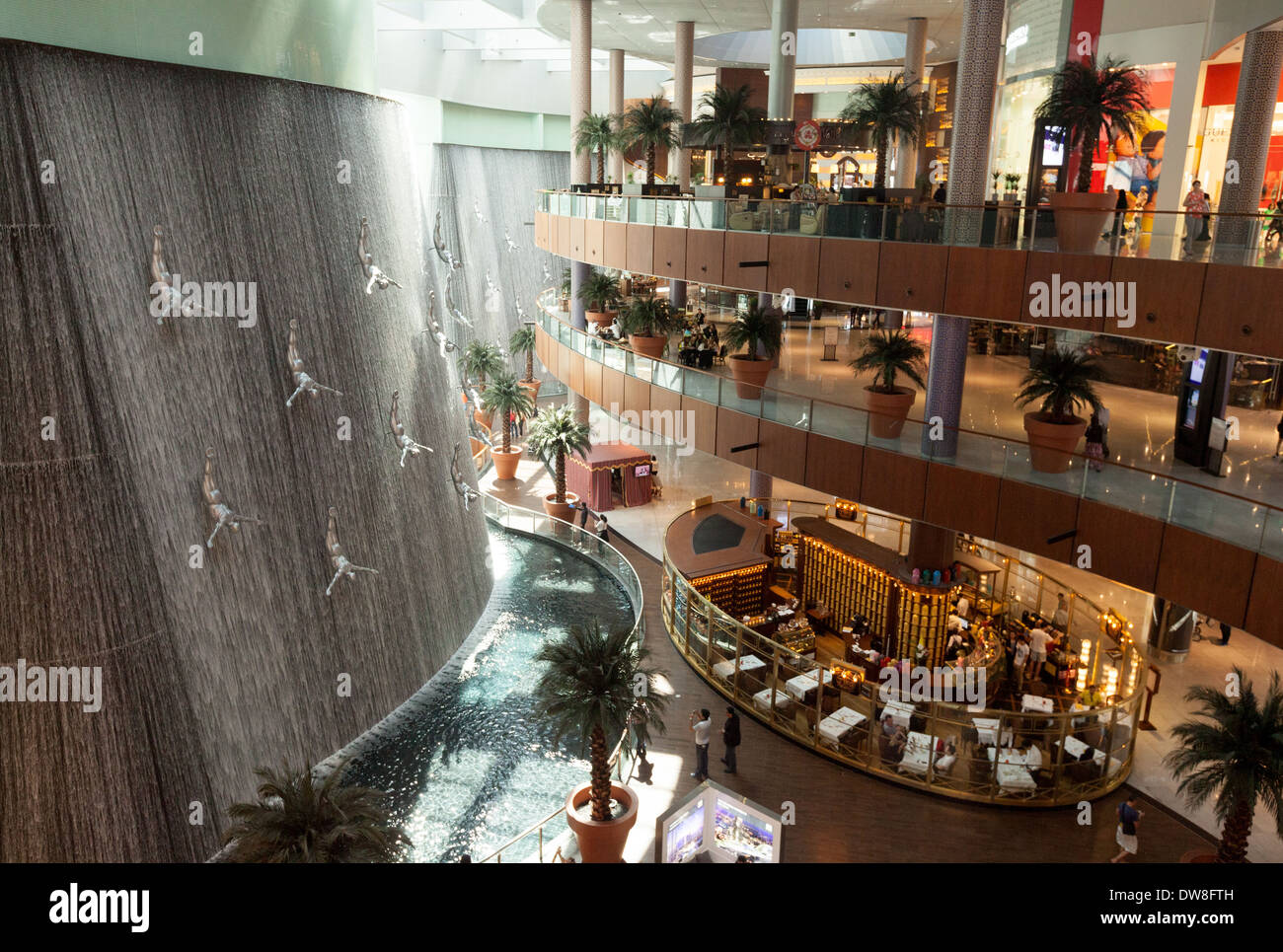 Dubai Mall Wasserfall und Skulptur, Dubai, Vereinigte Arabische Emirate, Vereinigte Arabische Emirate, Naher Osten Stockfoto