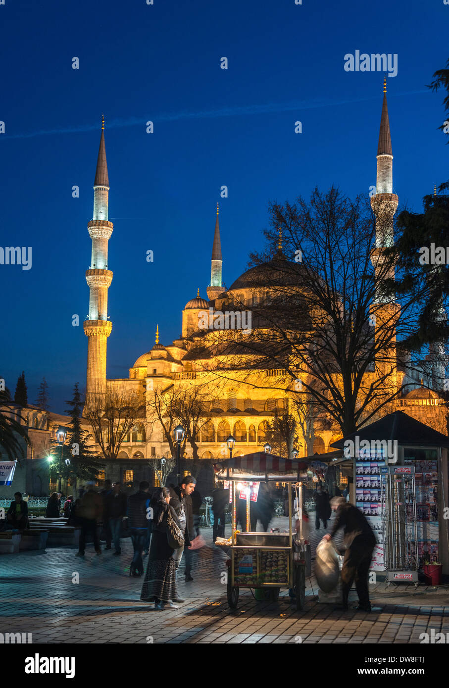 Am frühen Abend Kinderwagen vor einem beleuchteten Sultan Ahmet oder blaue Moschee, Sultanahmet, Istanbul, Türkei Stockfoto