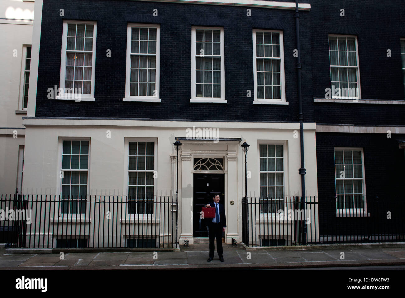 Großbritanniens Kanzler des Excheguer (Finanzminister) George Osborne hält empor seine rote Versand-Box, als er seinen Amtssitz in 11 Downing Street, Whitehall, London 21. März 2012 für das House Of Commons bis zur Auslieferung sein Budget geht. Es werden die dritten Haushalt geliefert von der regierenden Konservativen Partei, da sie an die Macht kam. Foto von Tal COHEN Stockfoto