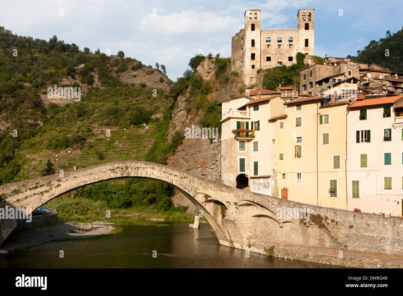 Dolceacqua ist einer der vielen mittelalterlichen Kleinstädten in Ligurien, Italien. Stockfoto