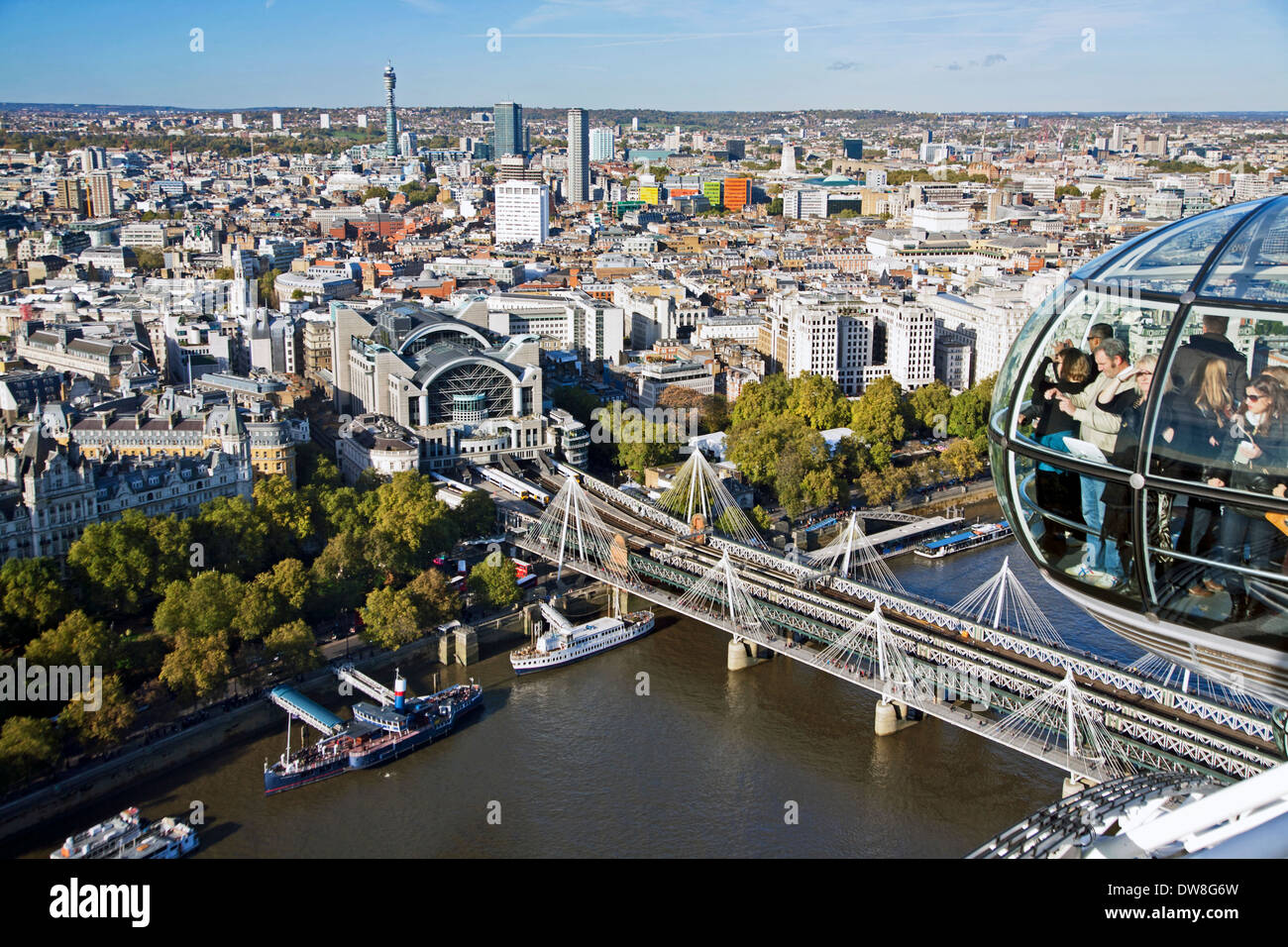 Die Hungerford und goldenes Jubiläum Brücken wie vom London Eye zeigt die BT Tower in Ferne gesehen Stockfoto