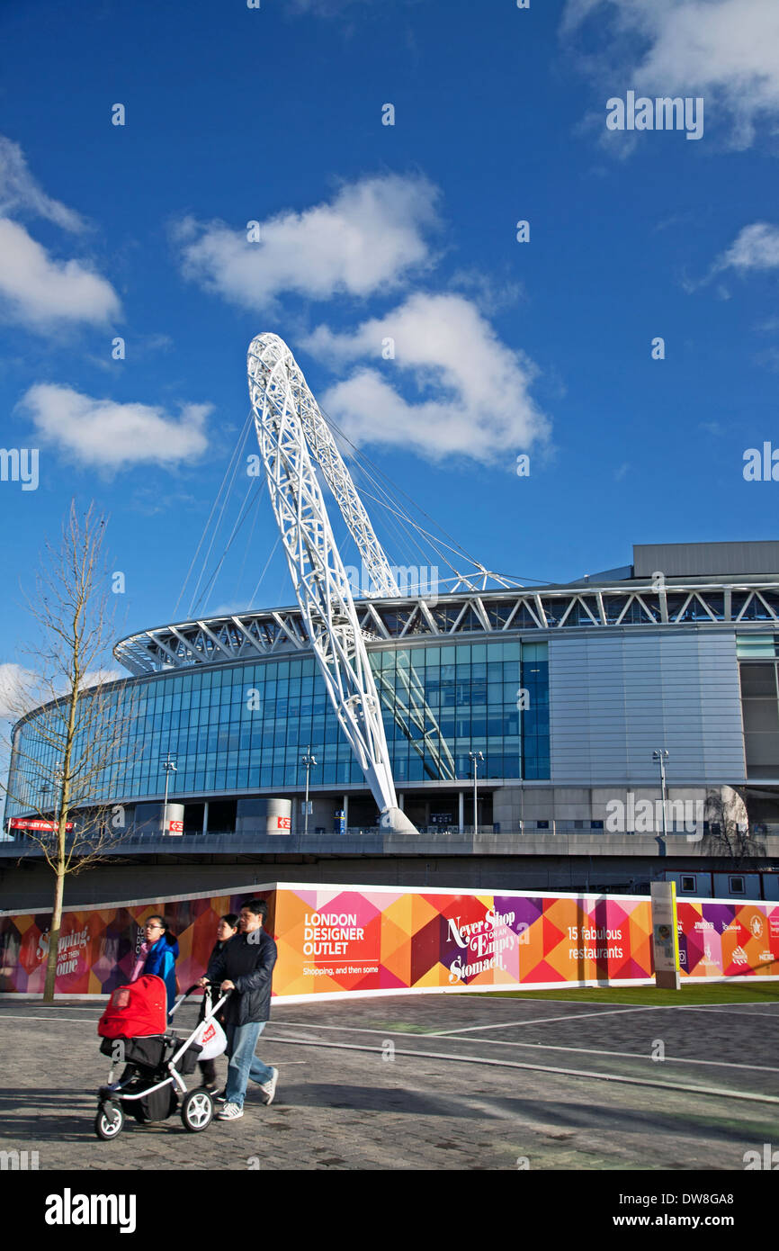 Ansicht des Wembley-Stadion aus der Londoner Designer-Outlet in Wembley Park Stockfoto