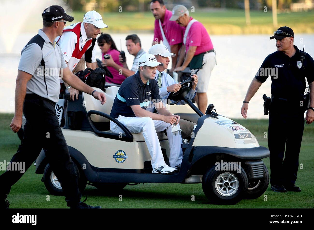 Palm Beach Gardens, Florida, USA. 2. März 2014. Russell Knox, (blaues Hemd), ist für den Start von einem vier-Spieler-Playoff während der Endrunde 2014 Honda Classic Sonntag, 2. März 2014 im PGA National in Palm Beach Gardens vertrieben. © Bill Ingram/Palm Beach Post/ZUMAPRESS.com/Alamy Live-Nachrichten Stockfoto