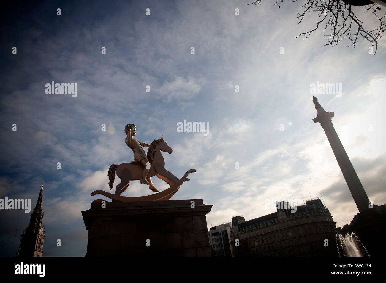Die neue vierte Sockel Kommission, machtlos Strukturen der Kommission Enthüllung. Skandinavische Künstlerduos Elmgreen & Dragset stehen für Fotos neben ihrer Kommission für die Fourth Plinth durch den Bürgermeister von London. Golden-Bronze-Skulptur von 4,1 m hohen schildert ein Junge rittlings auf seinem Schaukelpferd. Vierte Sockel, Trafalgar Square, Westminster London. 23. Februar 2012. (Foto von Tal Cohen) Stockfoto