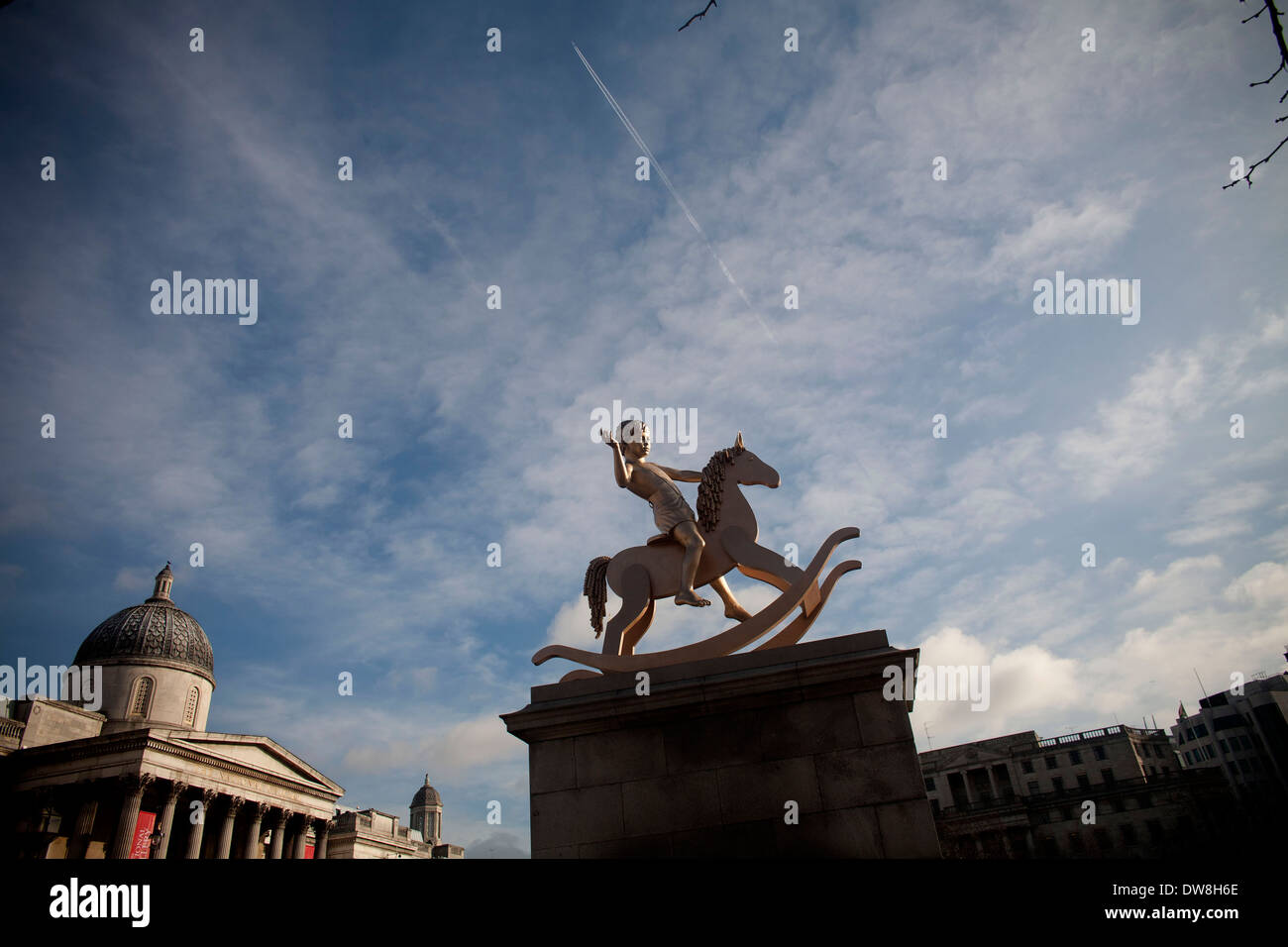 Die neue vierte Sockel Kommission, machtlos Strukturen der Kommission Enthüllung. Skandinavische Künstlerduos Elmgreen & Dragset stehen für Fotos neben ihrer Kommission für die Fourth Plinth durch den Bürgermeister von London. Golden-Bronze-Skulptur von 4,1 m hohen schildert ein Junge rittlings auf seinem Schaukelpferd. Vierte Sockel, Trafalgar Square, Westminster London. 23. Februar 2012. (Foto von Tal Cohen) Stockfoto