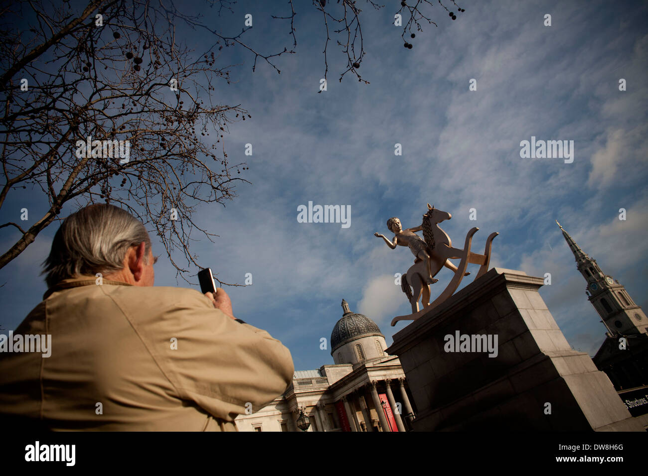 Die neue vierte Sockel Kommission, machtlos Strukturen der Kommission Enthüllung. Skandinavische Künstlerduos Elmgreen & Dragset stehen für Fotos neben ihrer Kommission für die Fourth Plinth durch den Bürgermeister von London. Golden-Bronze-Skulptur von 4,1 m hohen schildert ein Junge rittlings auf seinem Schaukelpferd. Vierte Sockel, Trafalgar Square, Westminster London. 23. Februar 2012. (Foto von Tal Cohen) Stockfoto