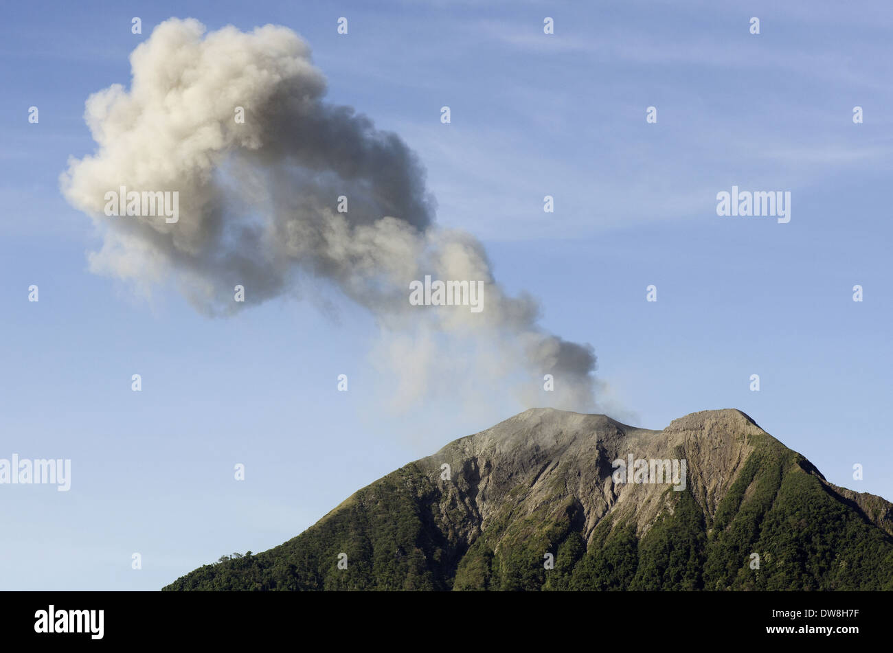 Vulkanausbruch mit Aschewolke montieren Komba Alor Archipel kleinen Sunda-Inseln Indonesien November 2013 Stockfoto