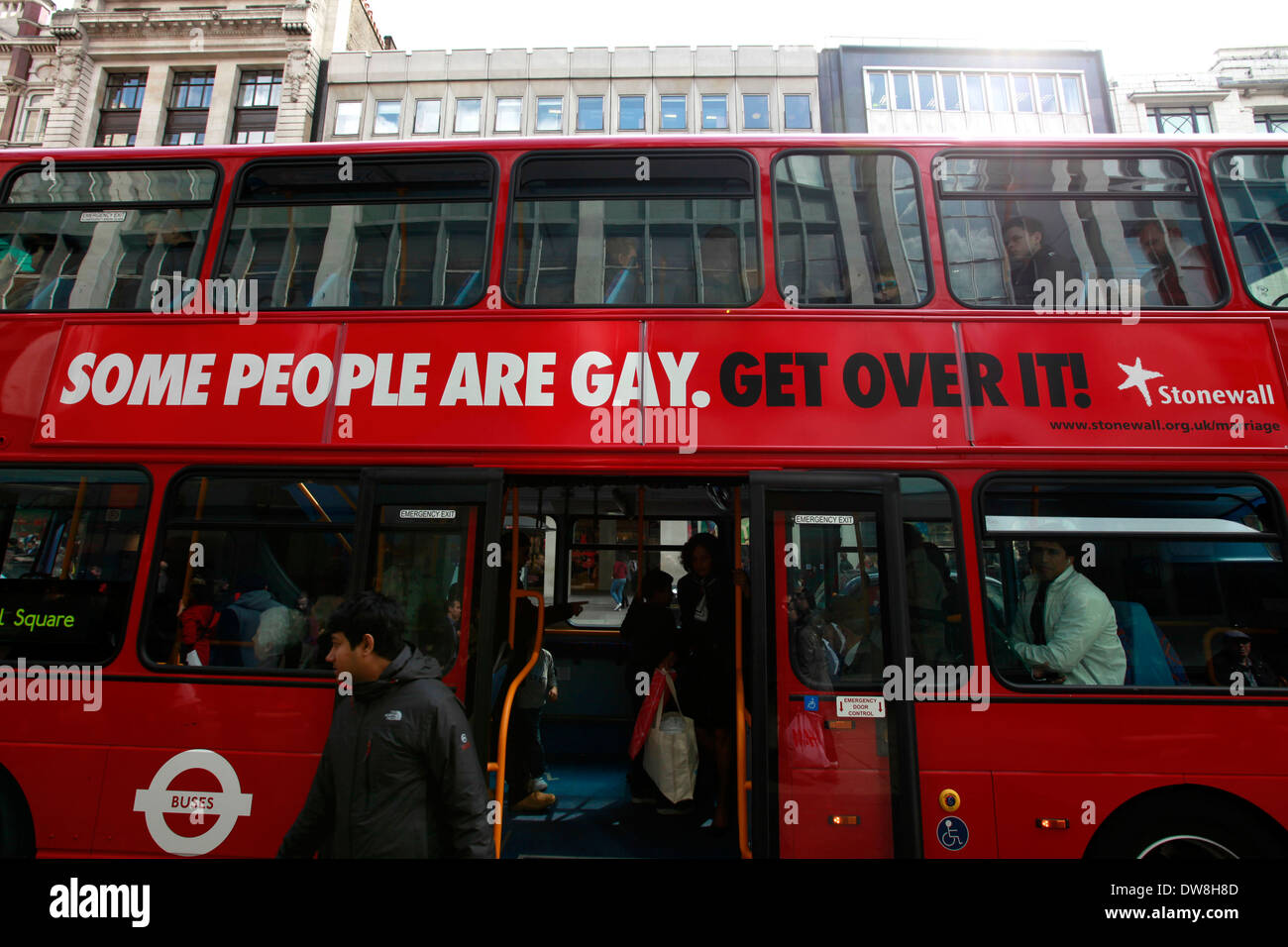 London Bus trägt Werbung von Stonewall Förderung gleich Ehe mit dem Slogan "einige Menschen sind Homosexuell. Darüber hinwegkommen! "sieht man in zentralen London13 April 2012"Gay Cure"Gruppe London Bus Werbung verboten. Die Anzeigen wurden angeblich gebucht für zwei Wochen eine Werbekampagne unterstützt von einer christlichen Gruppe, die beschrieben wurde als Anti-Homosexuell aus London Busse gezogen worden ist. Stockfoto