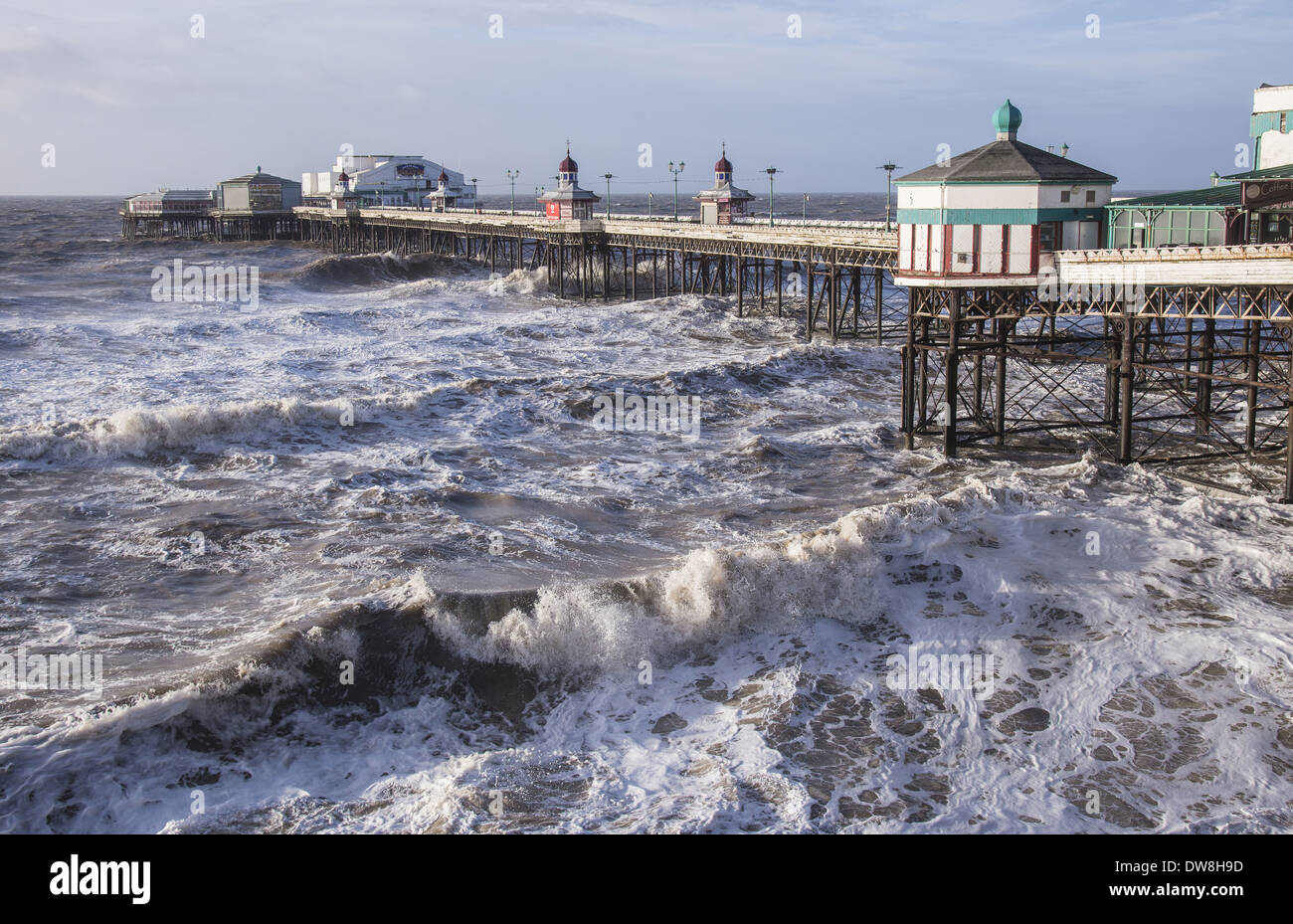 Stürmische See und viktorianischen Pier im Badeort North Pier Blackpool Lancashire England Januar Stockfoto