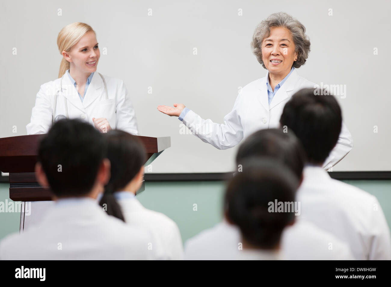 Medizinisches Personal Rede im Sitzungssaal Stockfoto