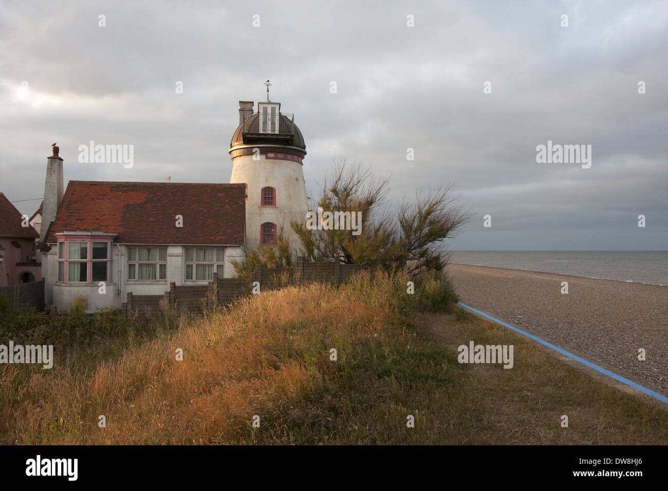 Turm-Mühle umgebaut zu Wohnungen neben Kiesstrand Fort Green Mill Aldeburgh Suffolk England Juli Stockfoto