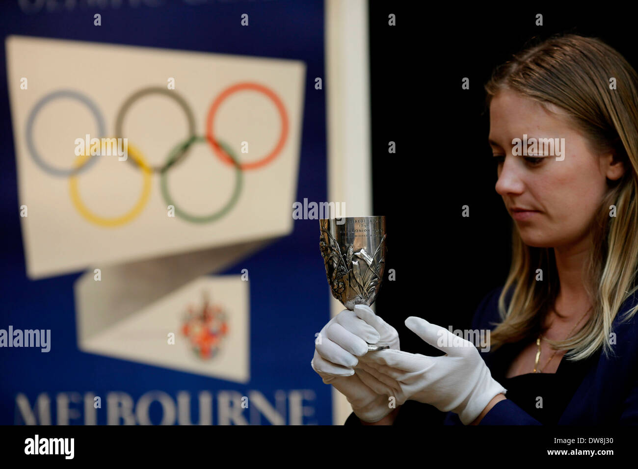 Ein Christie Mitarbeiter stellt mit der Breal´s Silver Cup in London, Großbritannien, 8. März 2012. Die Breal´s, die silberne CupThe Tasse Spyros Louis, Gewinner des ersten Wettbewerb Marathon vorgestellt wurde bei der ersten modernen Olympischen Spiele in Athen 1896 laufen und es wird geschätzt, um zwischen 120.000 und 160.000 Pfund zu holen. Foto von Tal COHEN Stockfoto