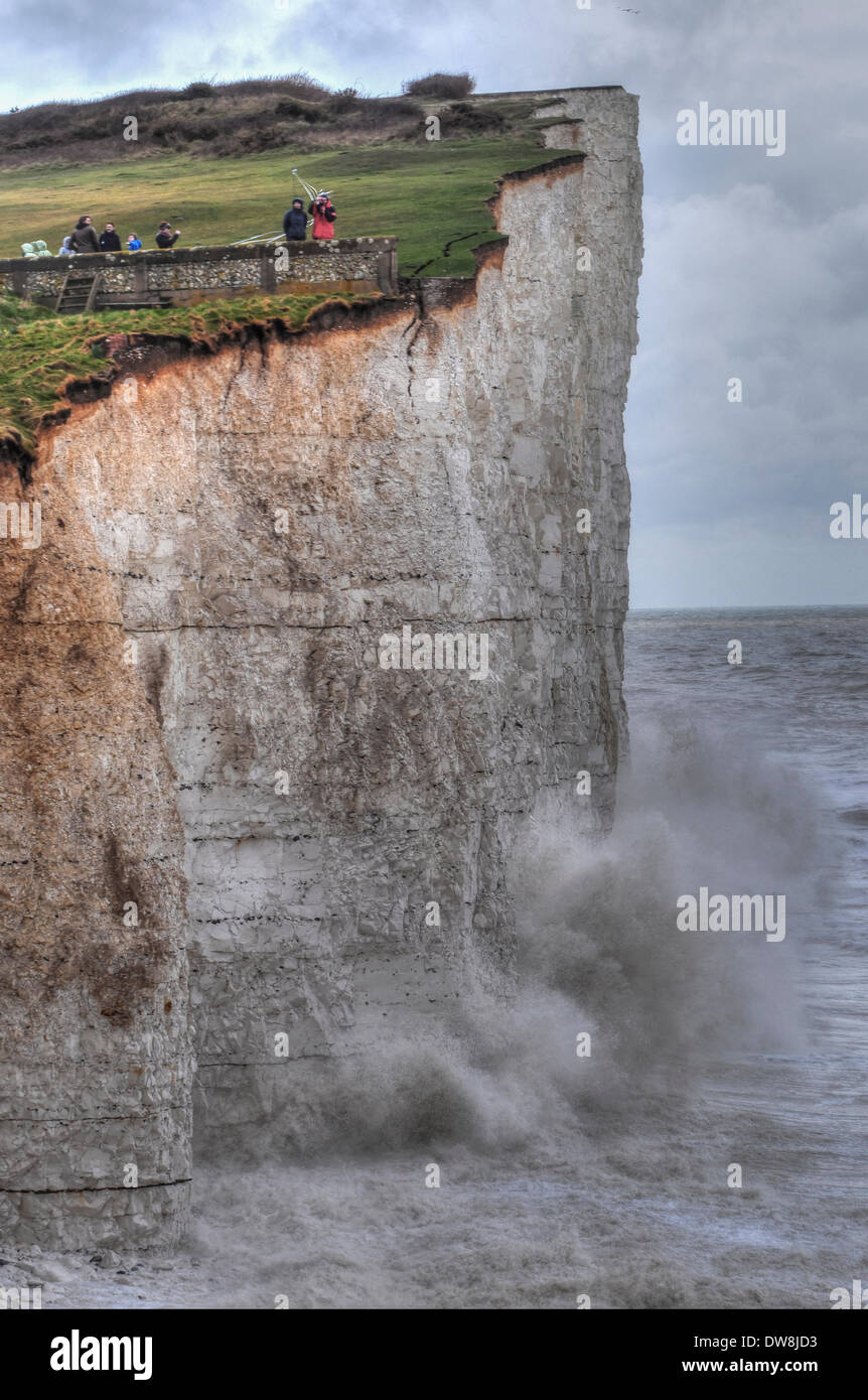 Datei-PIX von Birling Gap, Sussex, UK im Vorfeld bis zu heutigen dramatischen rockfall.3 März 2014. Flut spült die vorherigen Steinschläge und beginnt auf der ganzen wieder an die Klippe BaseLarge Brocken wegschneiden sind in der Brandung und weitere Risse, die AppearThe Kombination von Hochwasser, Stürme, starke Südwinde und Rekord Regen Erosion mit einer Rate, die nie zuvor auf der Küste von Sussex David Burr/Alamy Live News verursacht Absturz Stockfoto