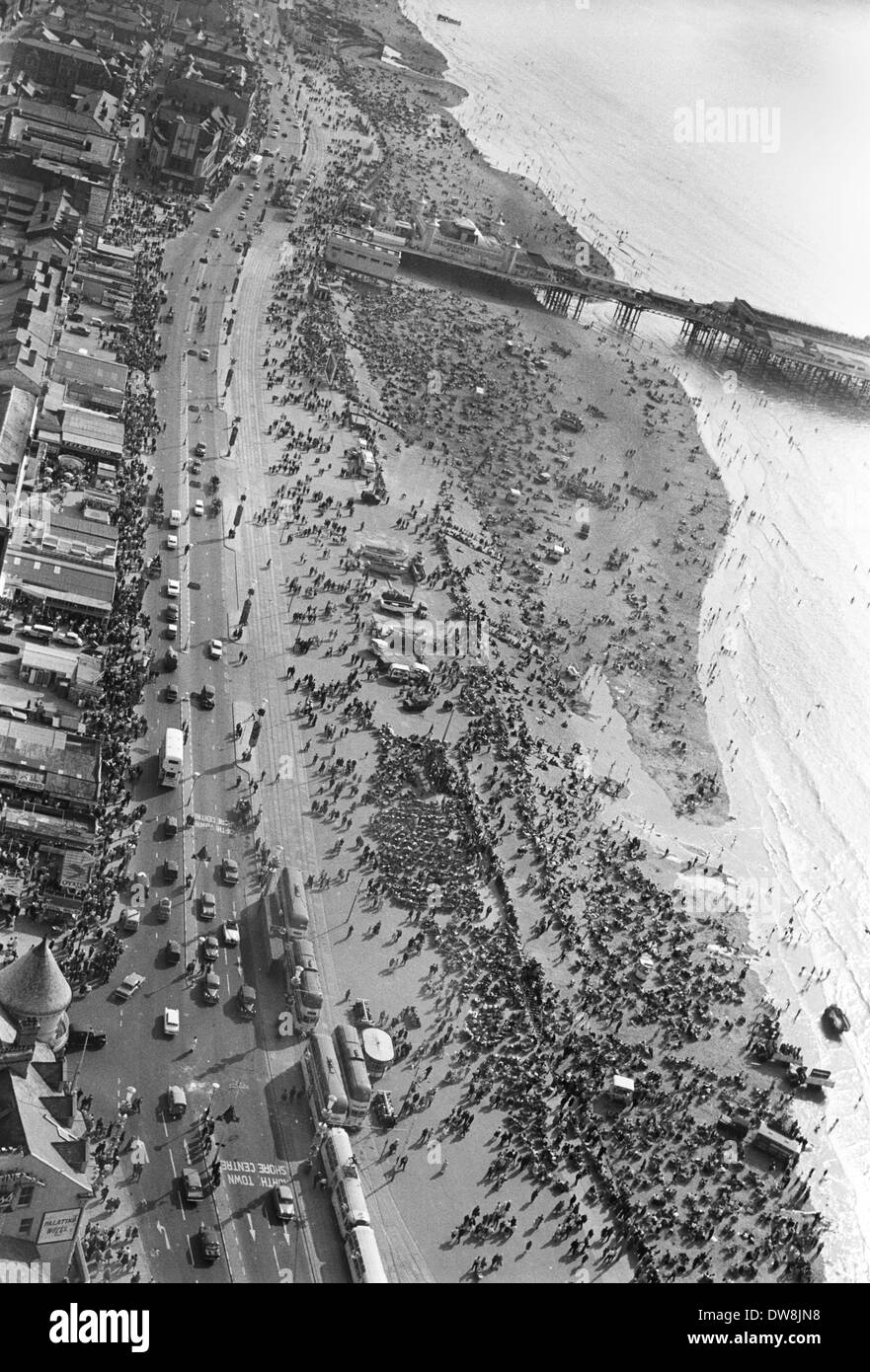 Blackpool Central Pier und die Promenade vom Turm, 1964 Stockfoto