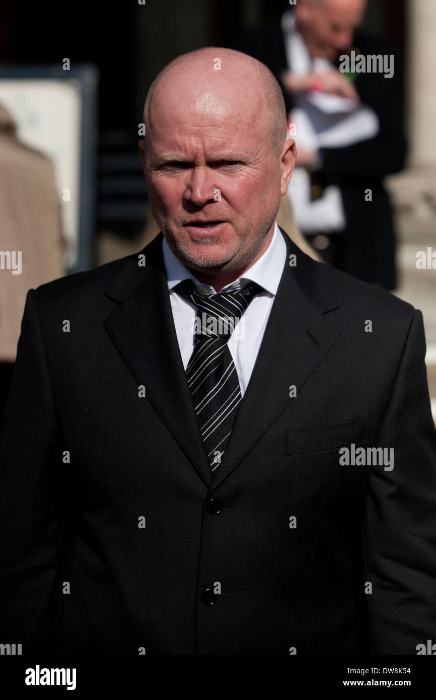 Schauspieler Steve Mcfadden ist 12. März 2012 außerhalb der High Court in London gesehen, EastEnders Schauspieler Steve McFadden ungenannte Schäden vor dem High Court nach der Herausgeber der Nachricht von der Welt wegen Verleumdung verklagt akzeptiert hat. Der Schauspieler nahm Rechtsverfahren gegen News Group Newspapers nach einem Artikel im November 2010, der vorgeschlagen, dass er eine Ex-Freundin belästigt hatte. (Foto von Tal Cohen) Stockfoto